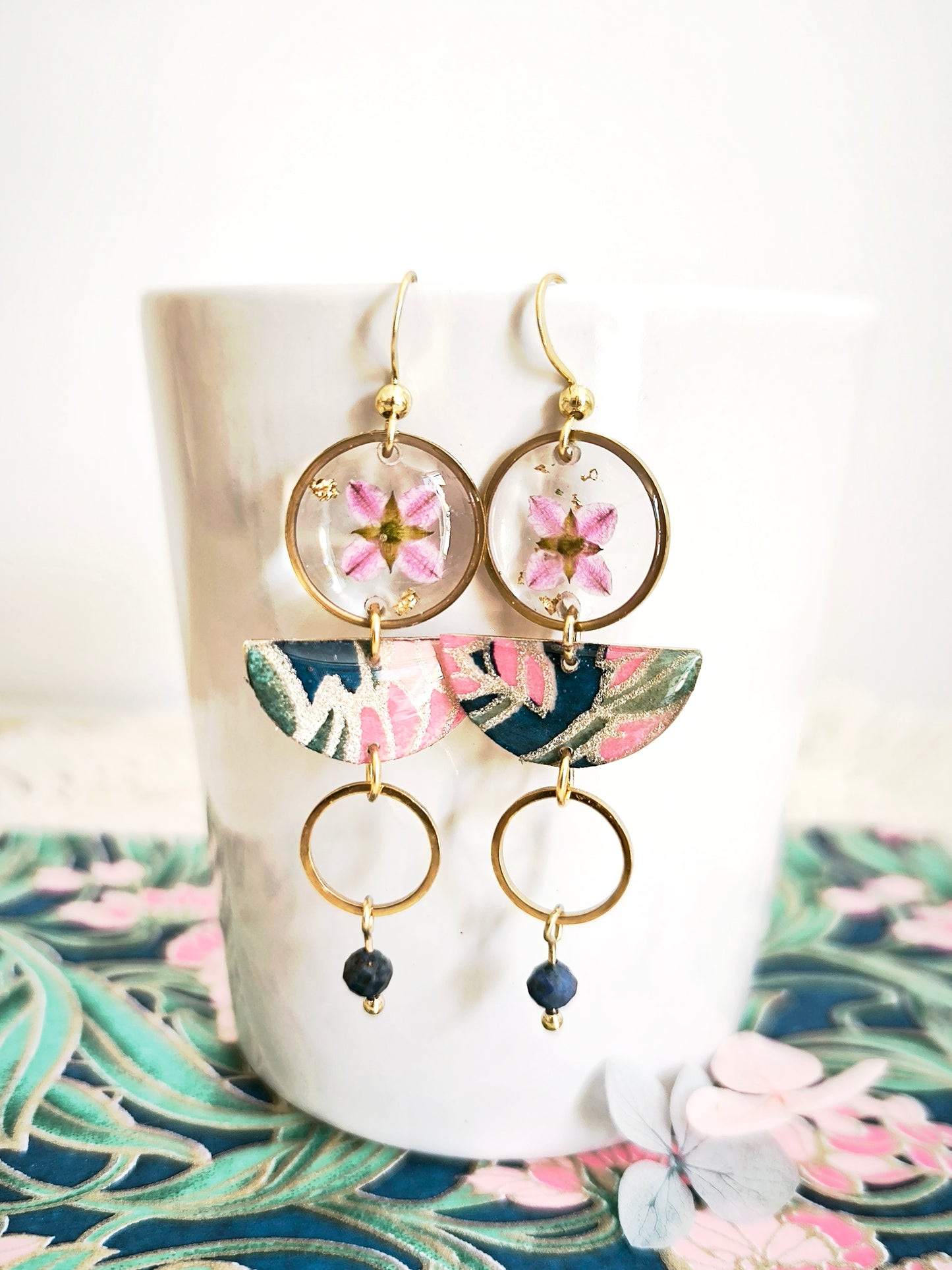 Boucles d’oreilles “Lanterne d’Émeraude” – Fleur de boronia, lapis lazuli & papier japonais