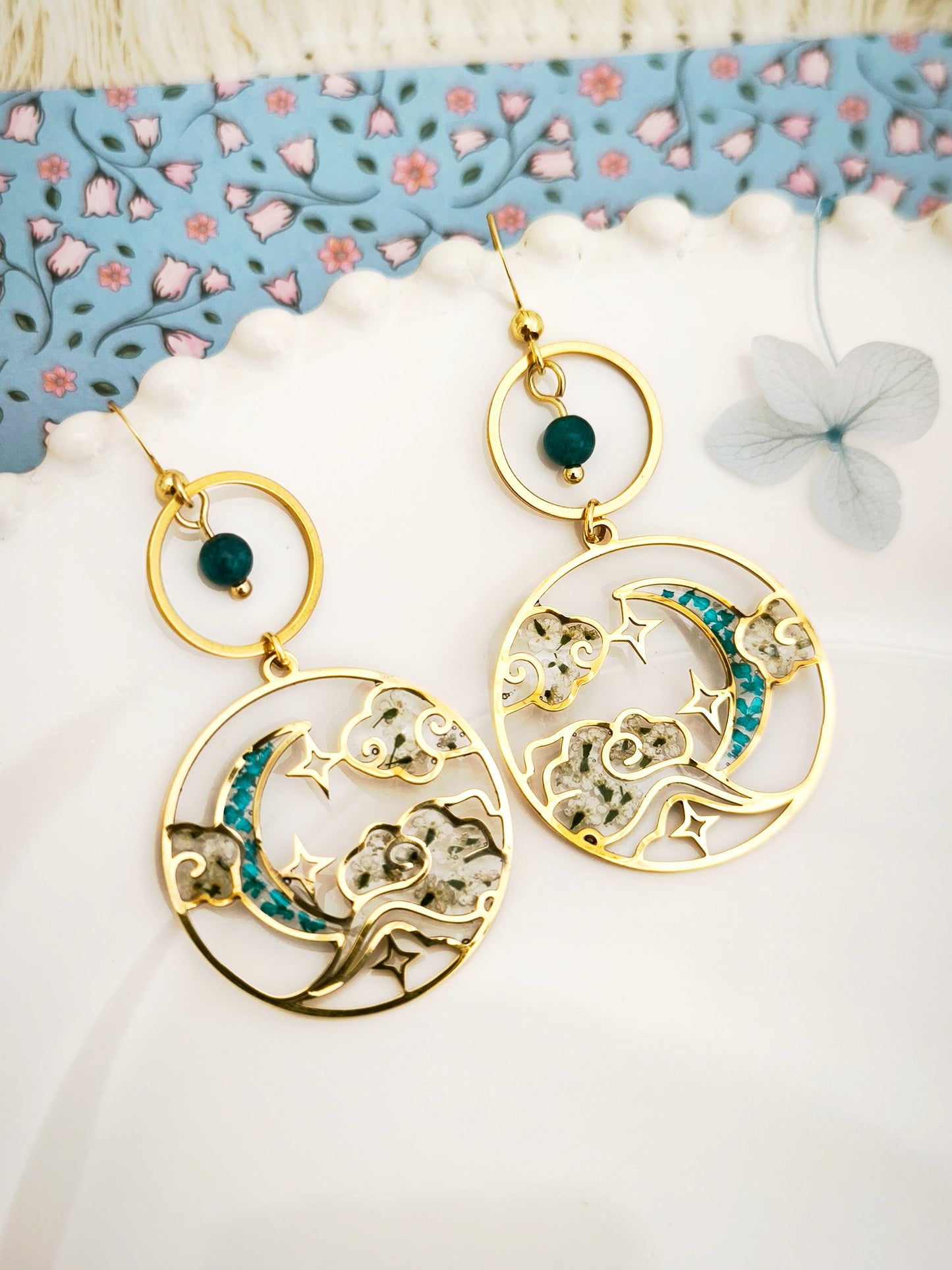 Boucles d’oreilles “Tsuki No Hoshi” – Fleur de carotte, apatite & ciel étoilé japonais