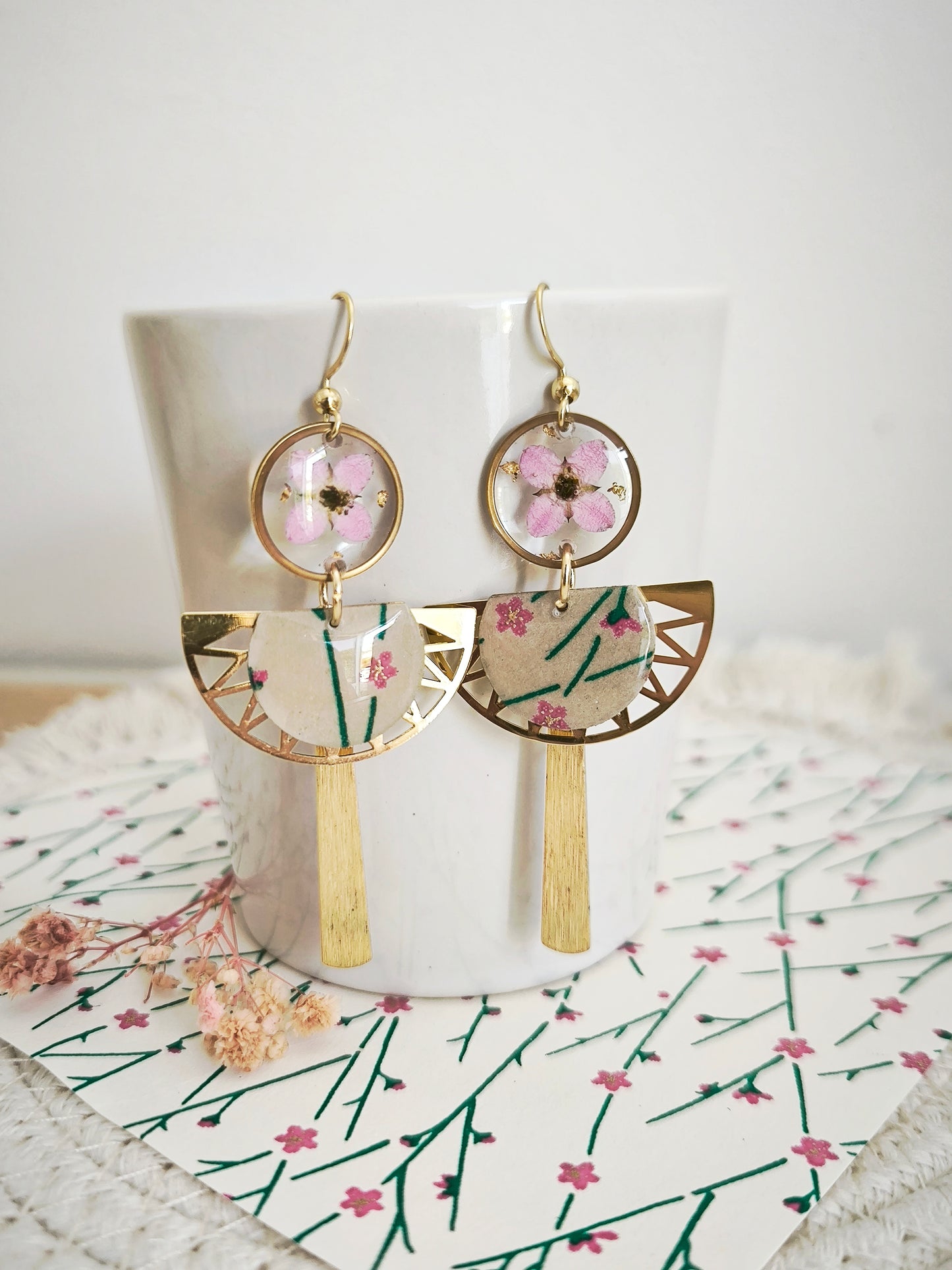 Boucles d’oreilles “Éventail des Songes” – Fleur de boronia & papier japonais