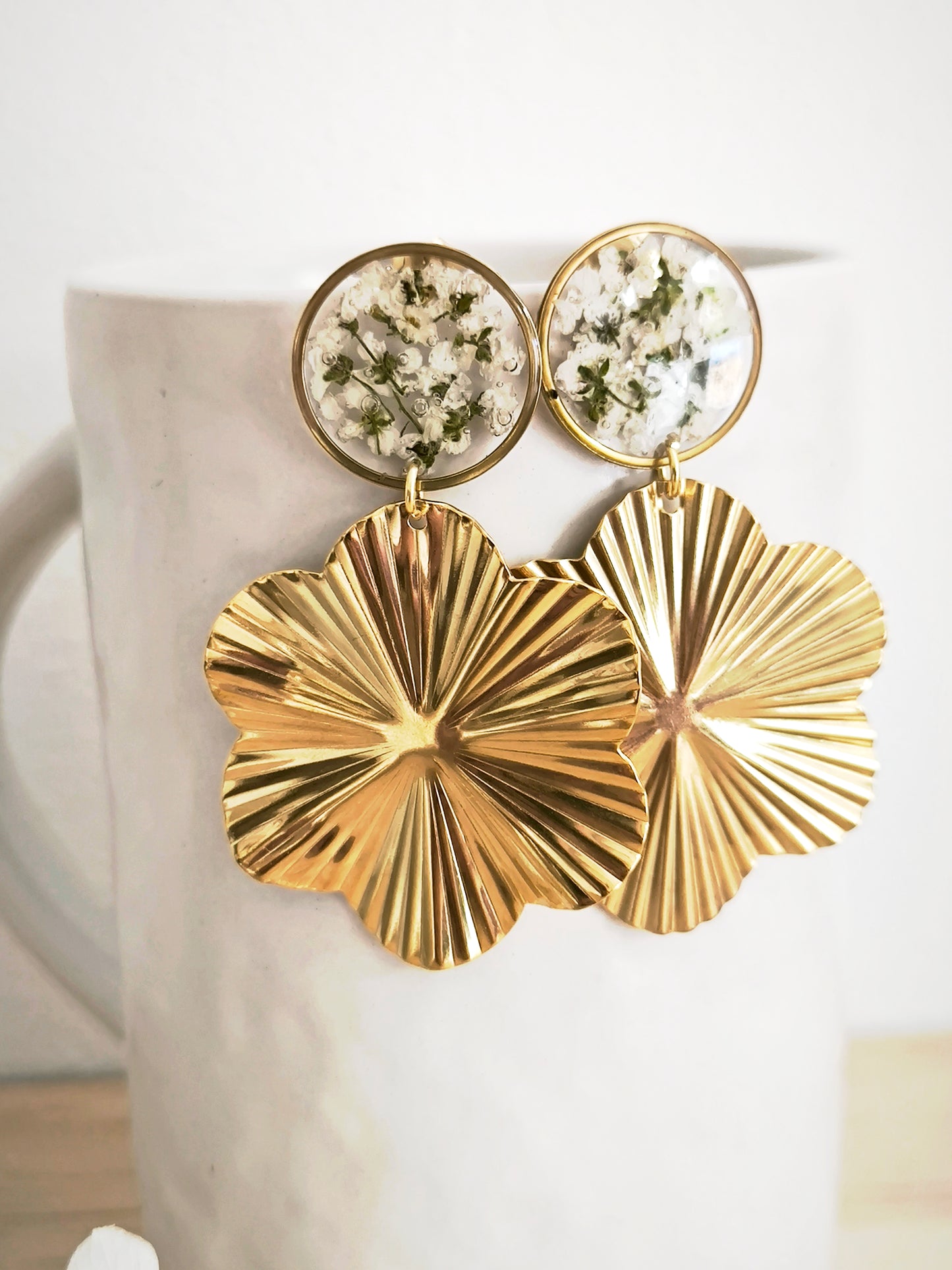 Maxi Boucles d'oreilles rondes fleur de carotte blanche - Bijoux floral bohème chic en acier doré - Bleucalyptus