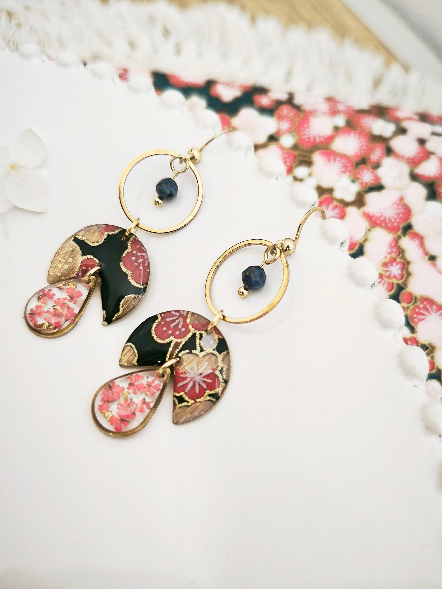 Boucles d’oreilles “Yozakura” – Fleur de carotte, lapis-lazuli & papier japonais