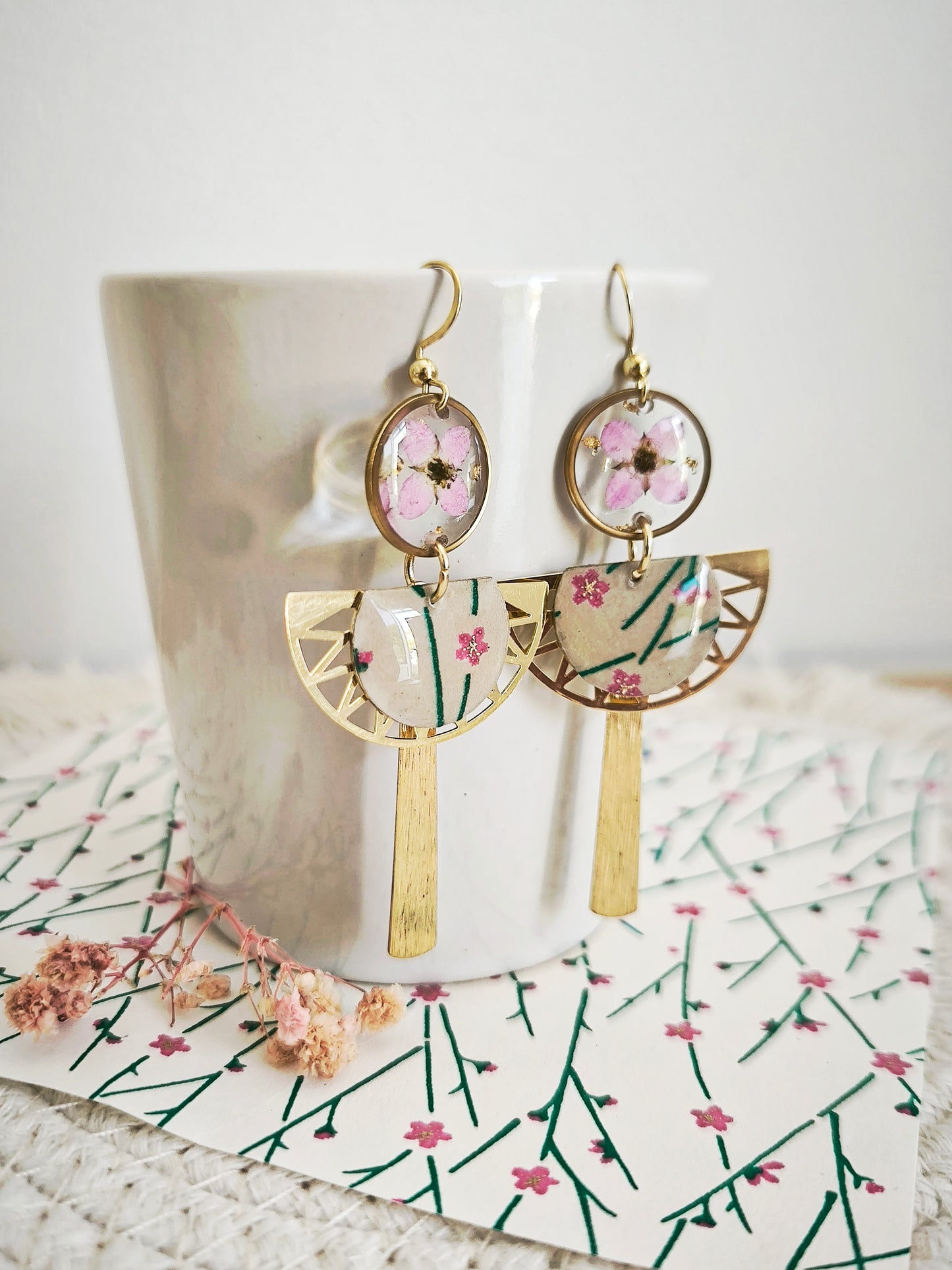 Boucles d’oreilles “Éventail des Songes” – Fleur de boronia & papier japonais