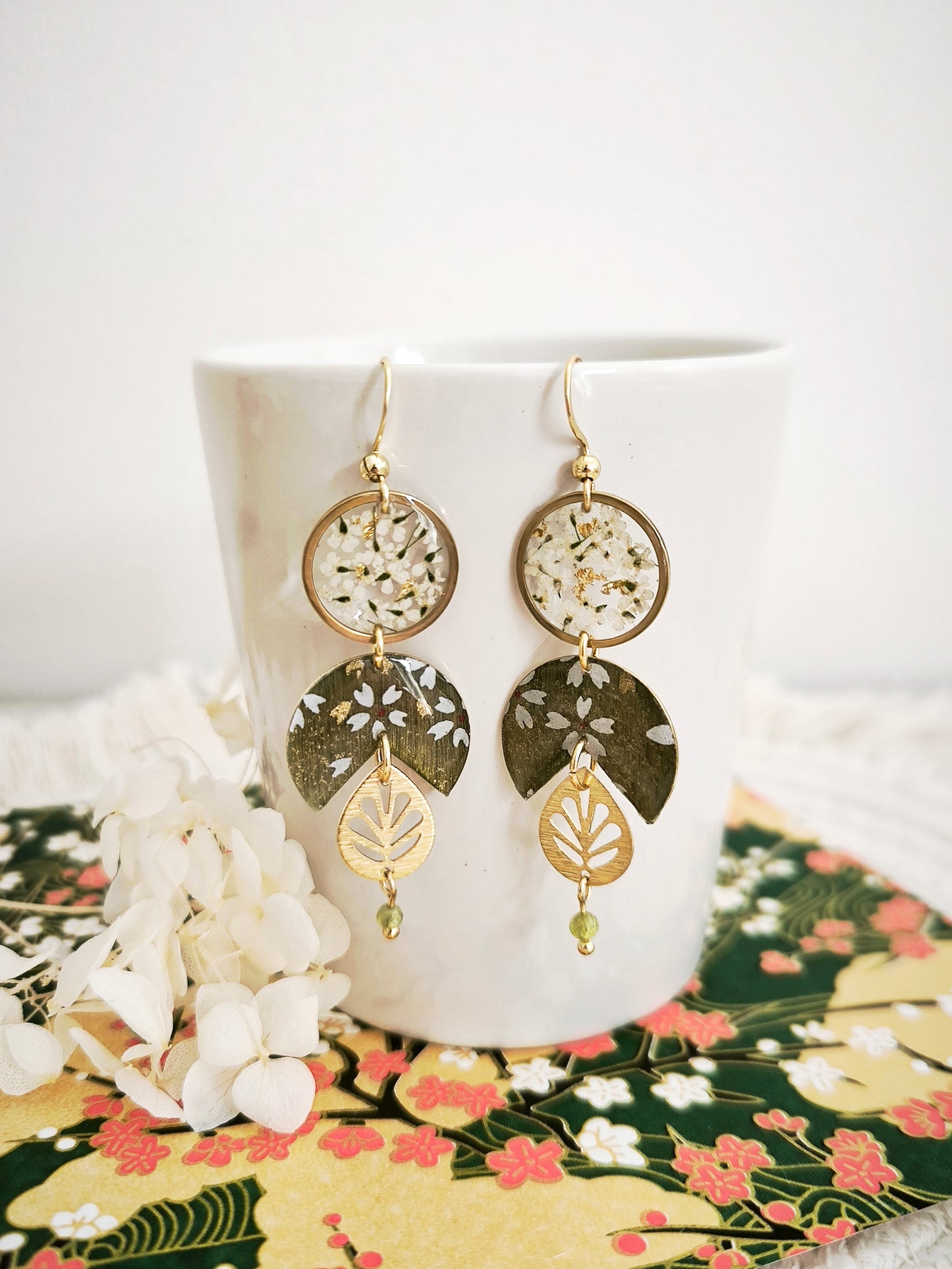 Boucles d’oreilles “Forêt de Givre” – Fleurs séchées, péridot & papier japonais