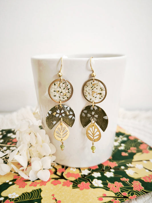 Boucles d’oreilles “Forêt de Givre” – Fleurs séchées, péridot & papier japonais