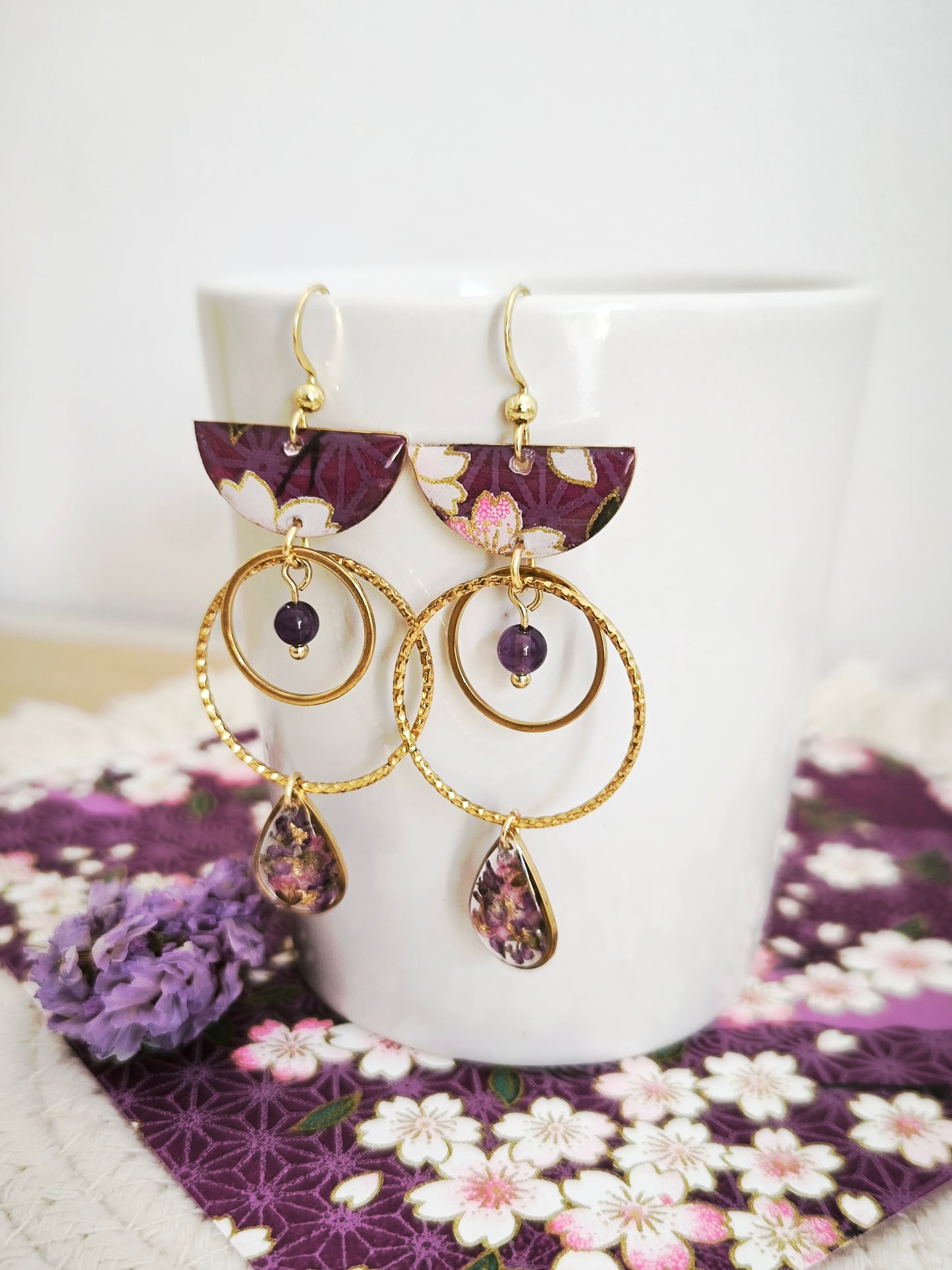Boucles d’oreilles “Ume Akari” – Fleur d’alysse, améthyste & papier japonais