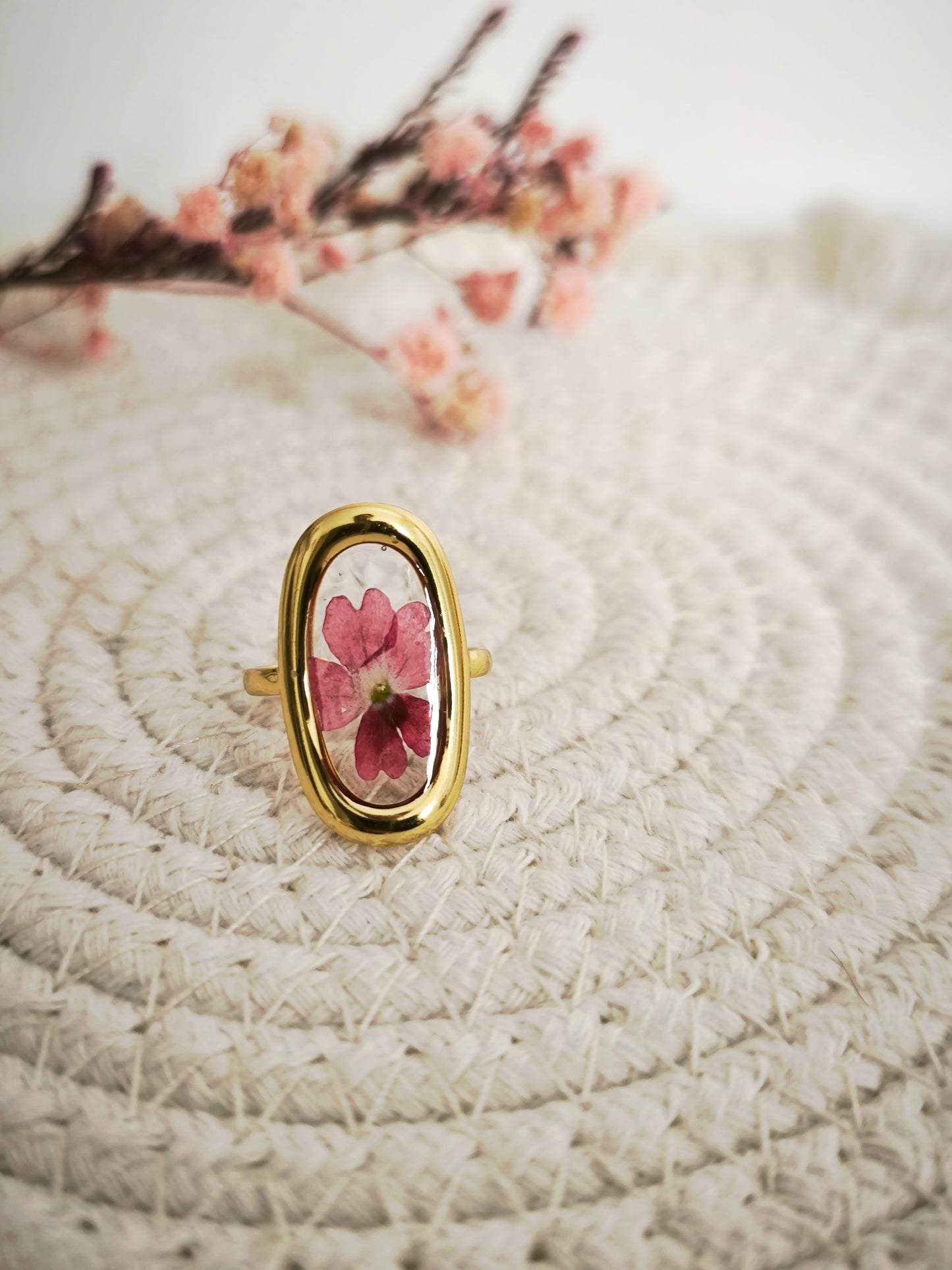 Bague ovale  - fleurs naturelles &  acier doré