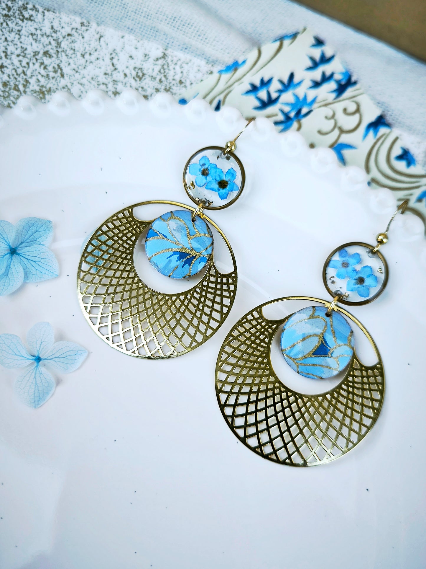 Boucles d’oreilles  " Sora " - fleurs naturelles – Myosotis & papier japonais et acier doré
