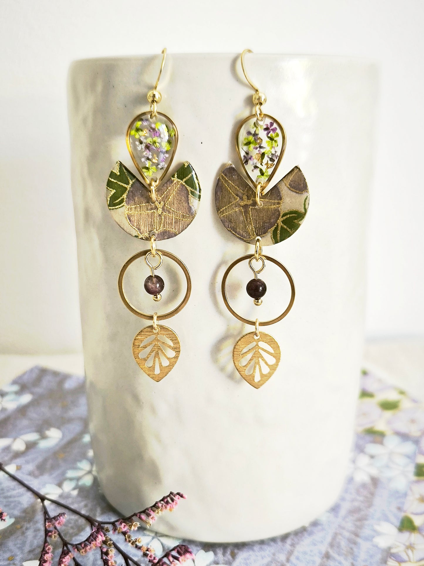 Boucles d’oreilles florales en acier doré – Fleur de carotte & améthyste