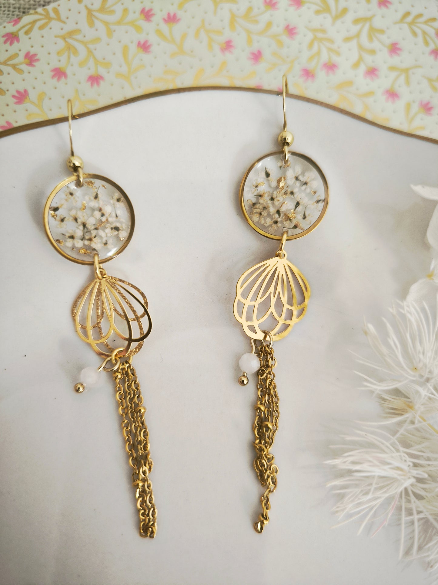 Boucles d’oreilles ailes de fées -fleurs blanches & pierre naturelle - acier doré