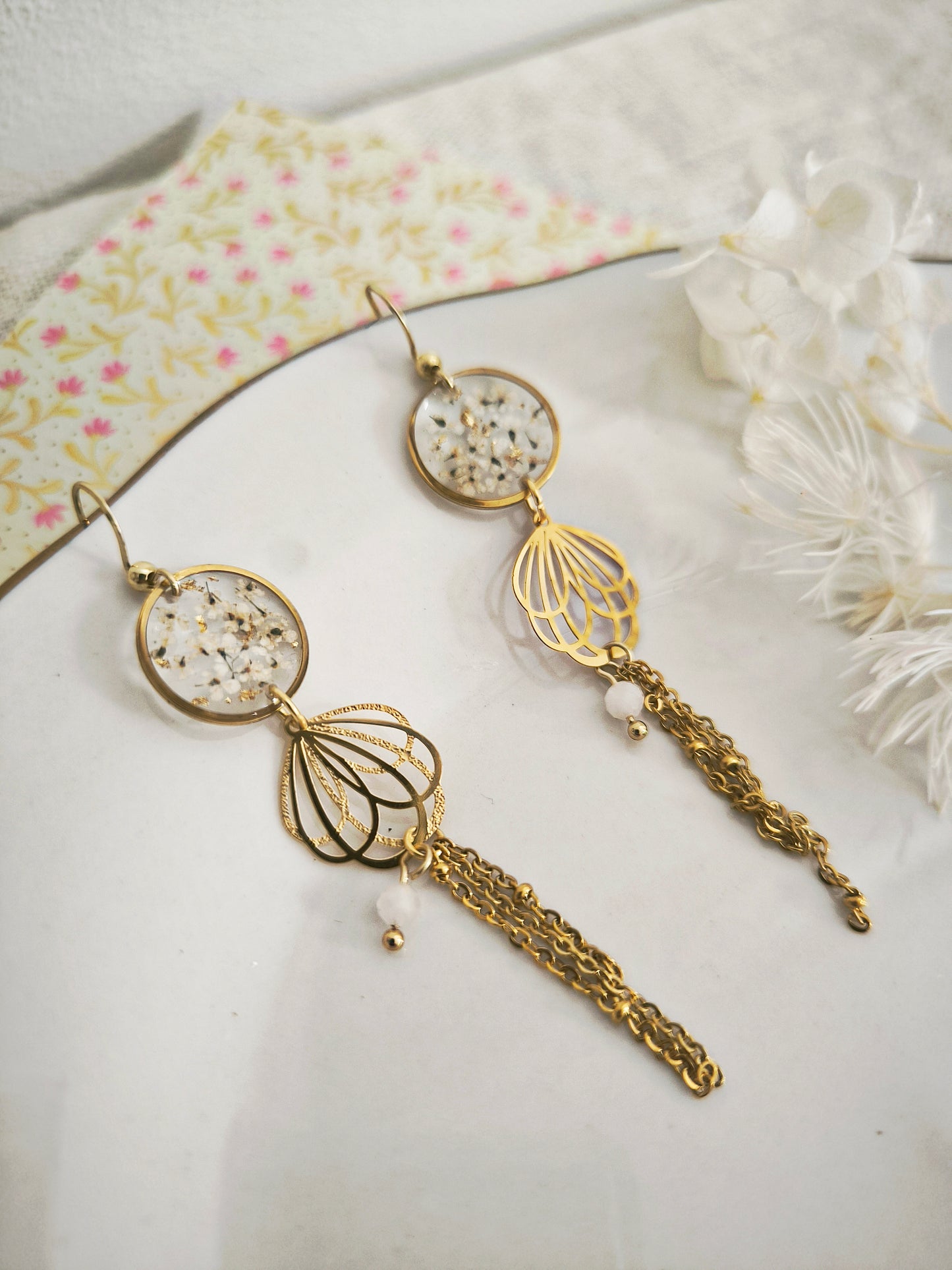 Boucles d’oreilles ailes de fées -fleurs blanches & pierre naturelle - acier doré