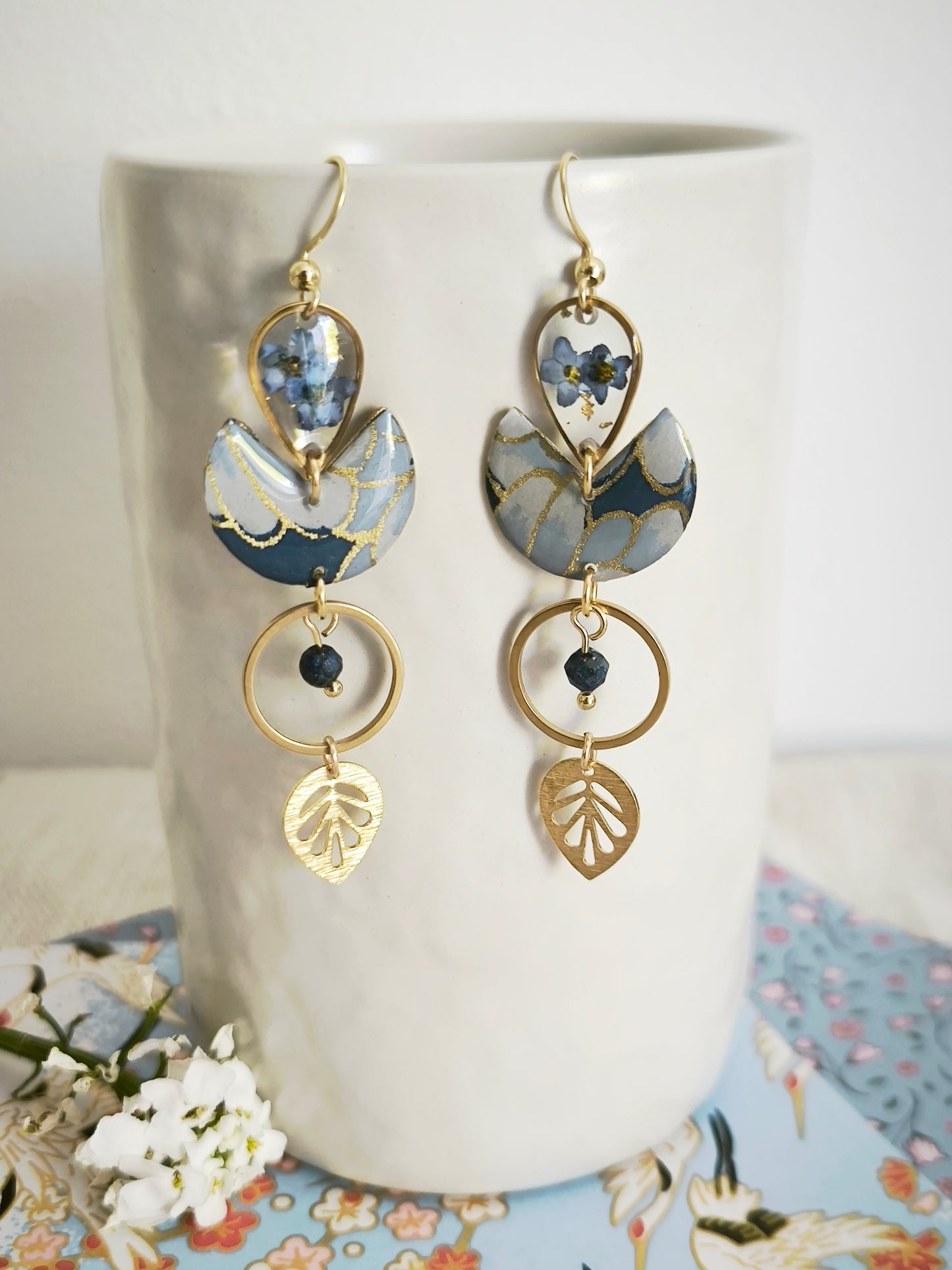 Boucles d’oreilles florales en acier doré – Fleur de myosotis & lapis lazuli