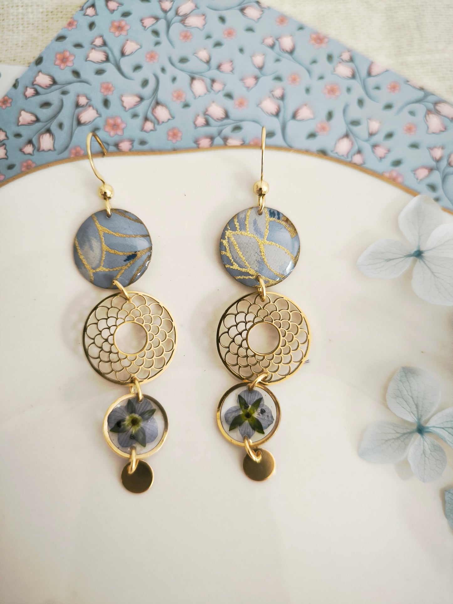 Boucles d’oreilles florales - attrape rêve – fleurs bleues & acier doré