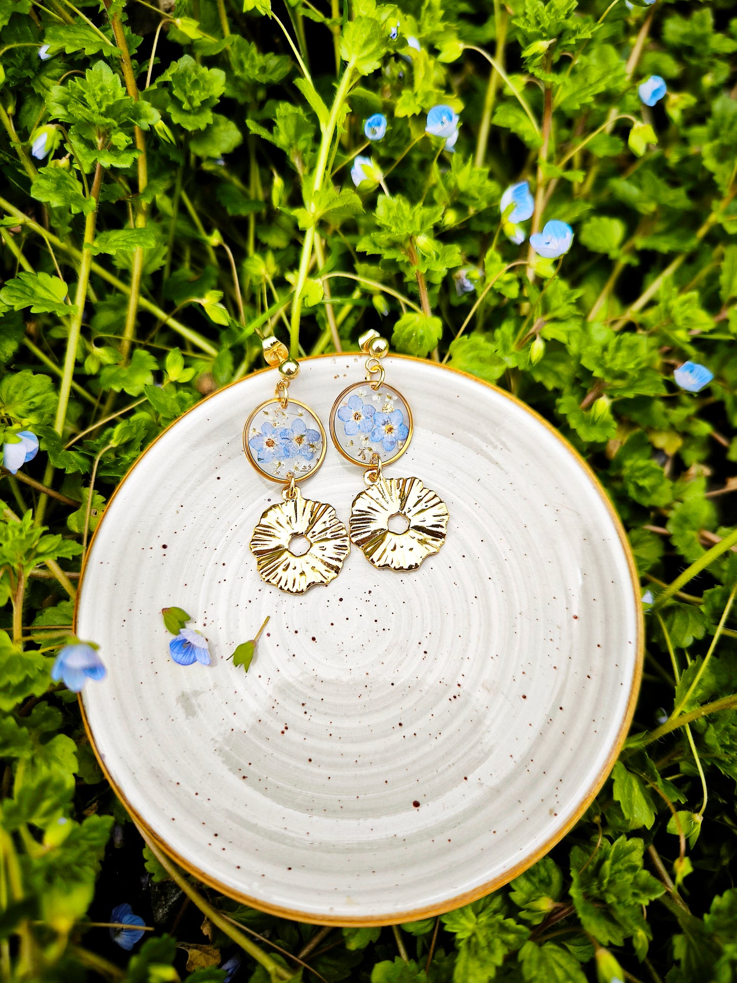 Boucles d'oreilles rondes Myosotis bleu - Bijoux floral bohème chic en acier doré - Bleucalyptus