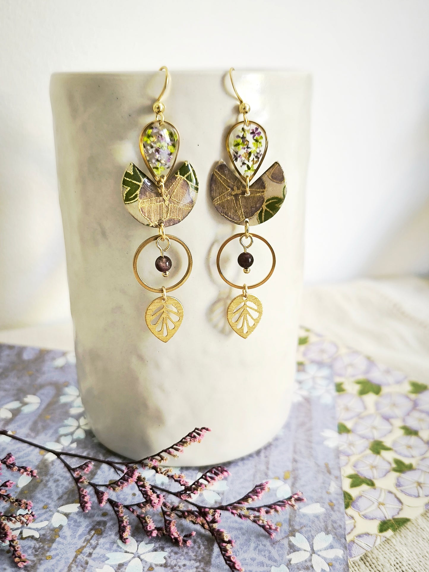 Boucles d’oreilles florales en acier doré – Fleur de carotte & améthyste