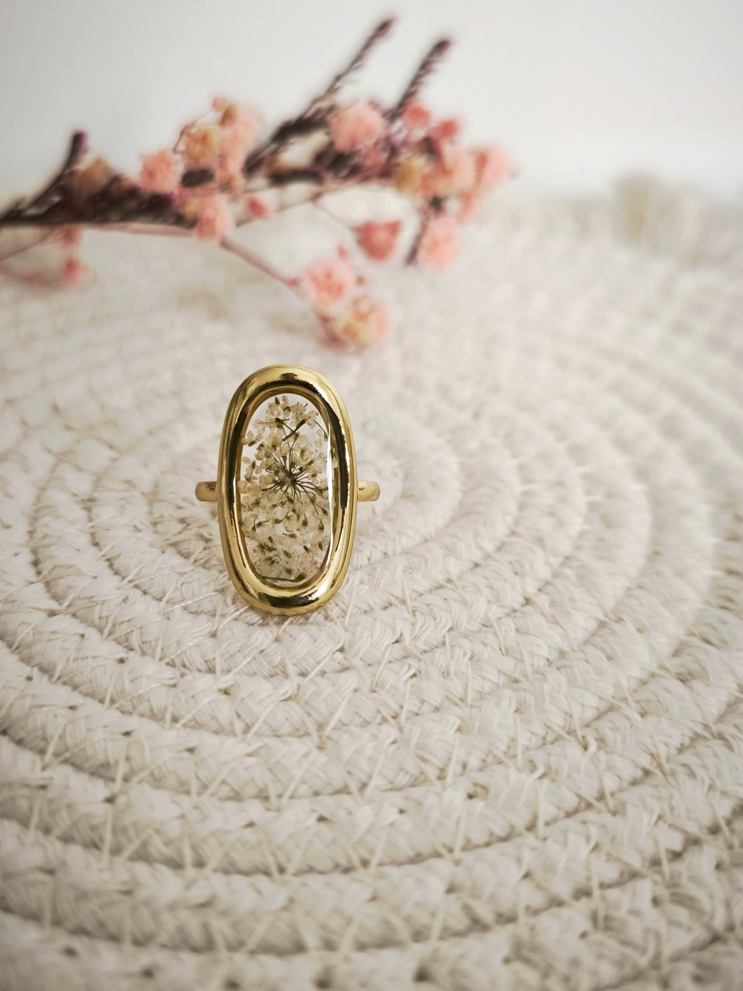 Bague ovale  - fleurs naturelles &  acier doré