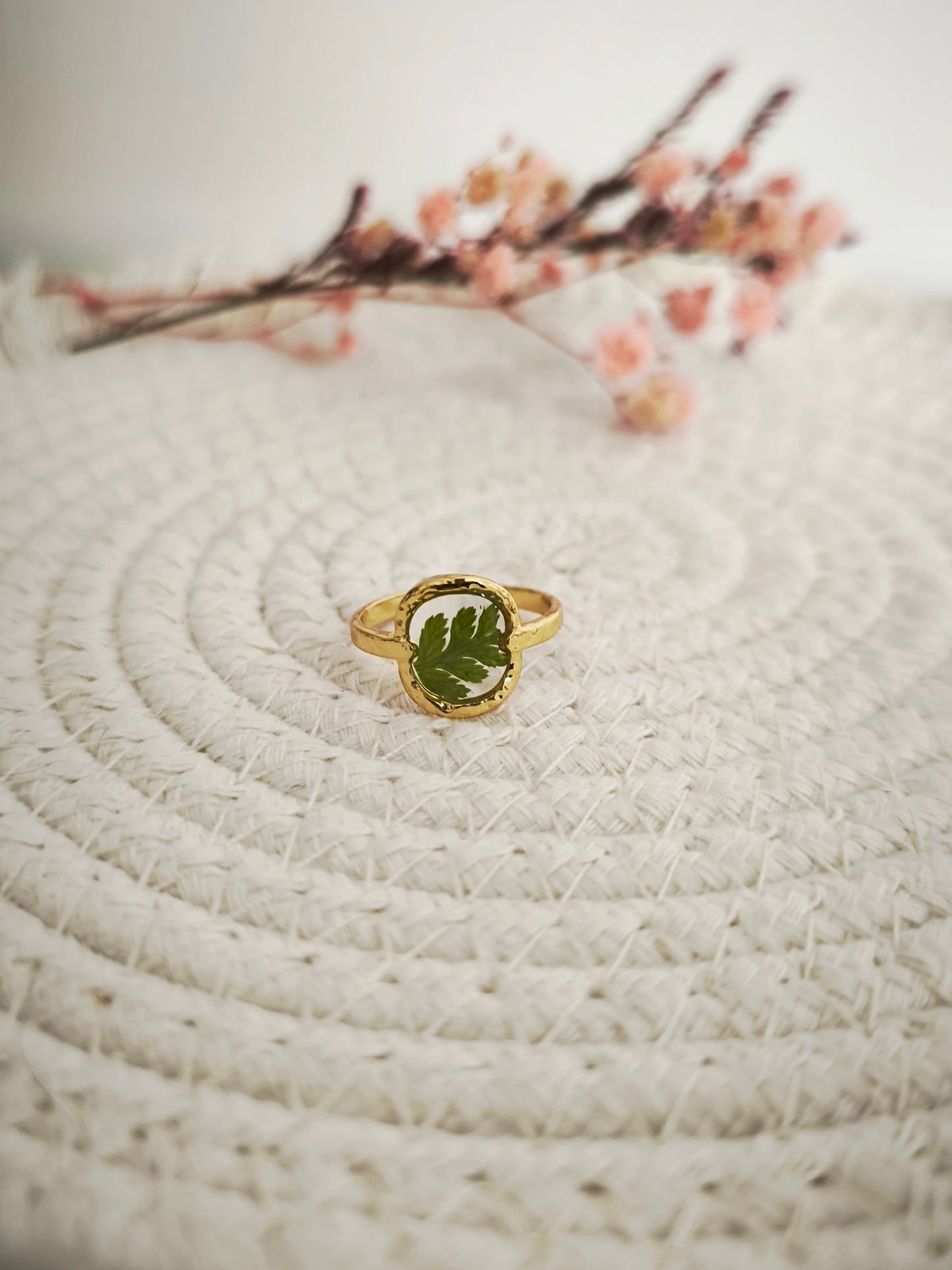 Bague ronde  - fleurs naturelles &  acier doré