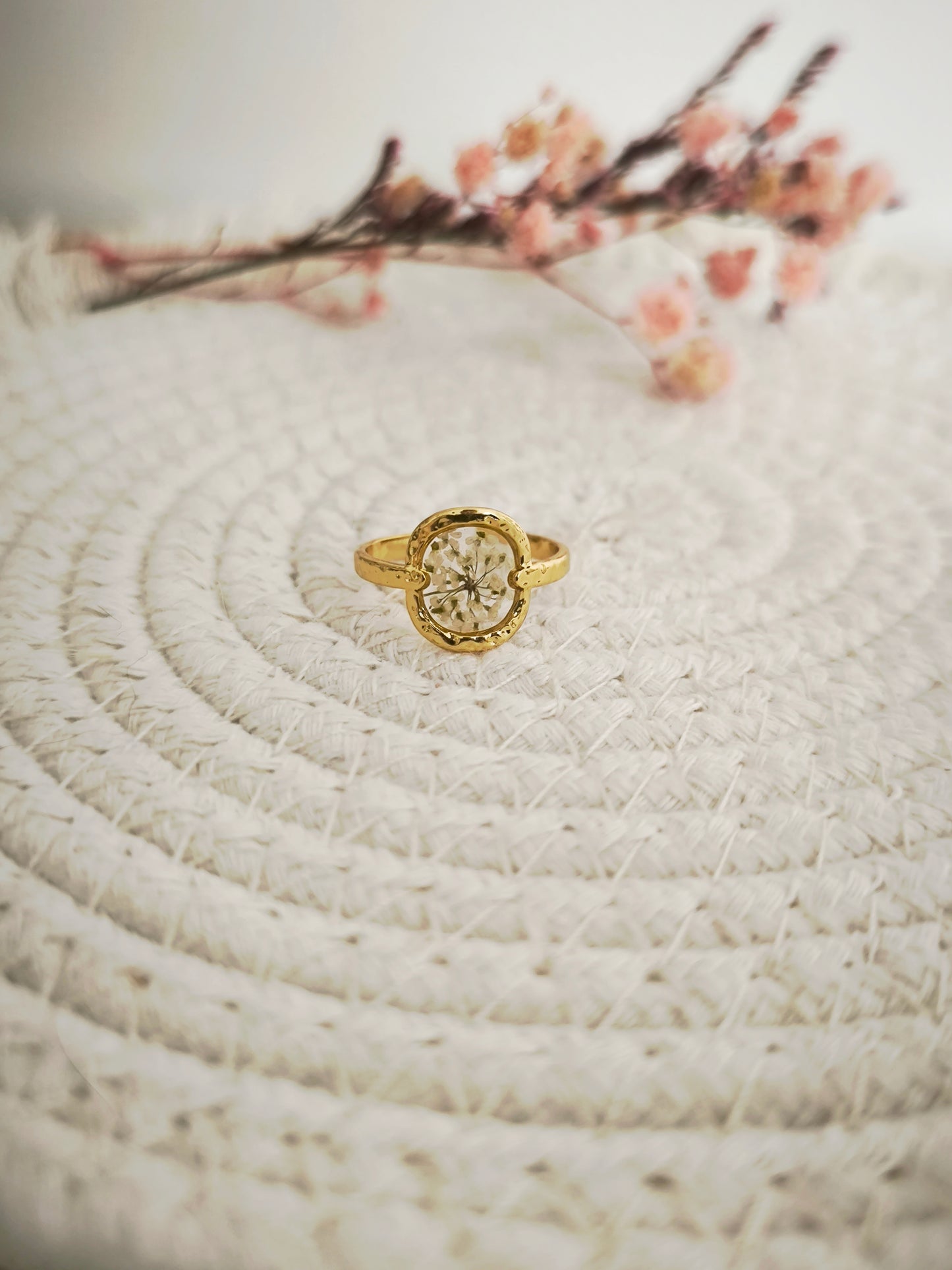 Bague ronde  - fleurs naturelles &  acier doré