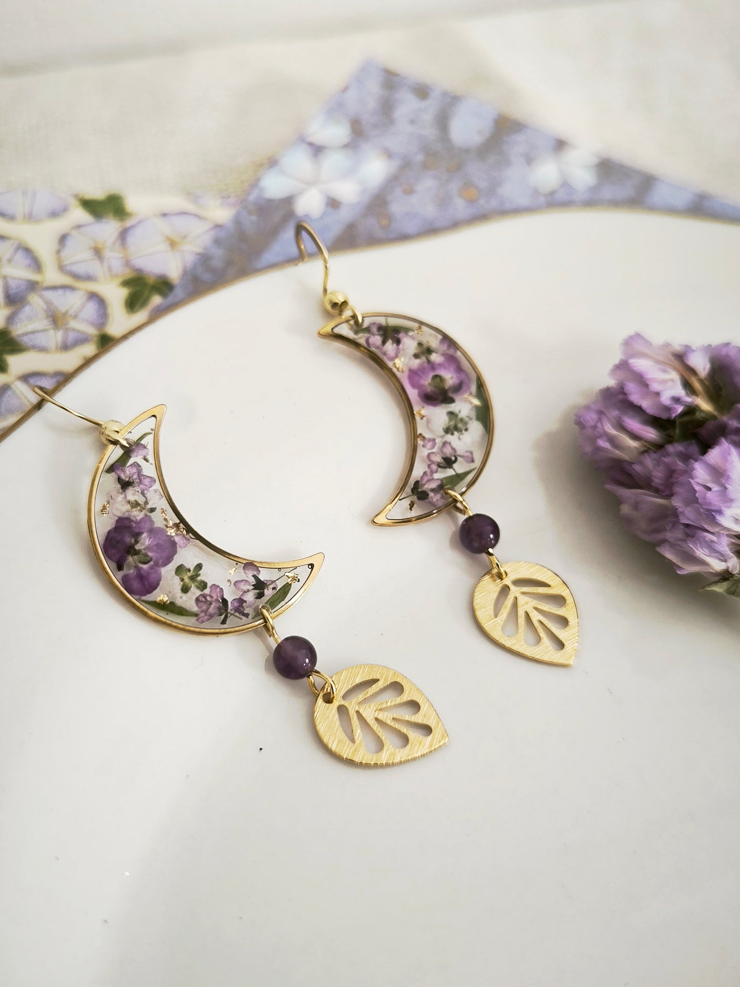 Boucles d’oreilles lunes florales en résine – fleurs violettes & acier doré