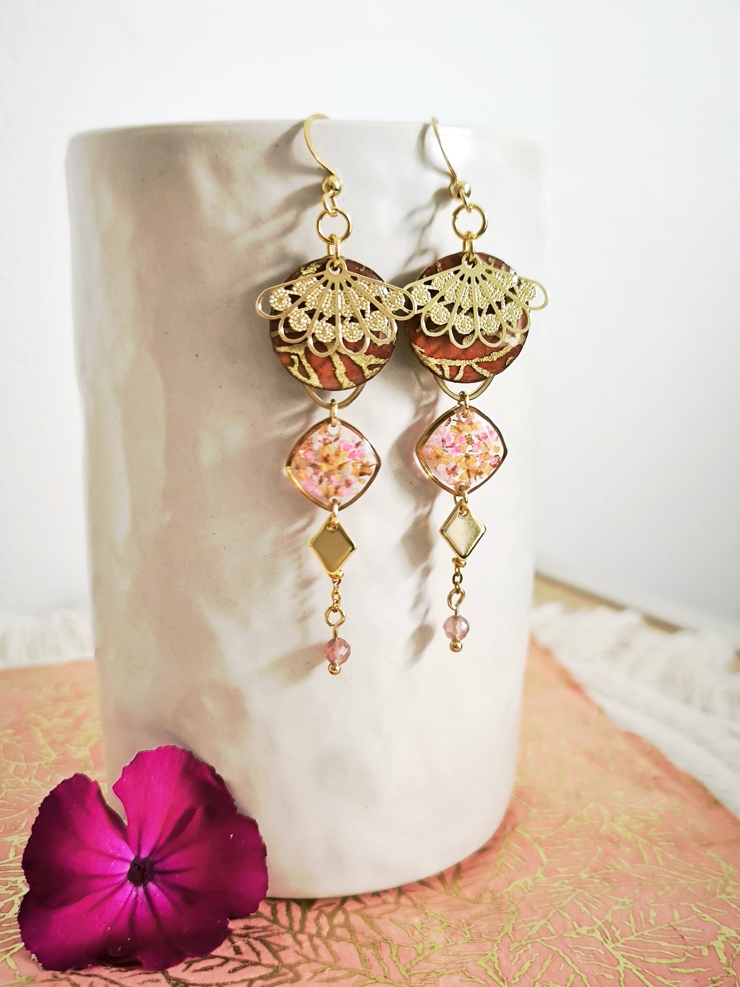 Boucles d'Oreilles "Suryodaya" – Quartz Rose, Fleur de Carotte & Papier Lokta Terracotta