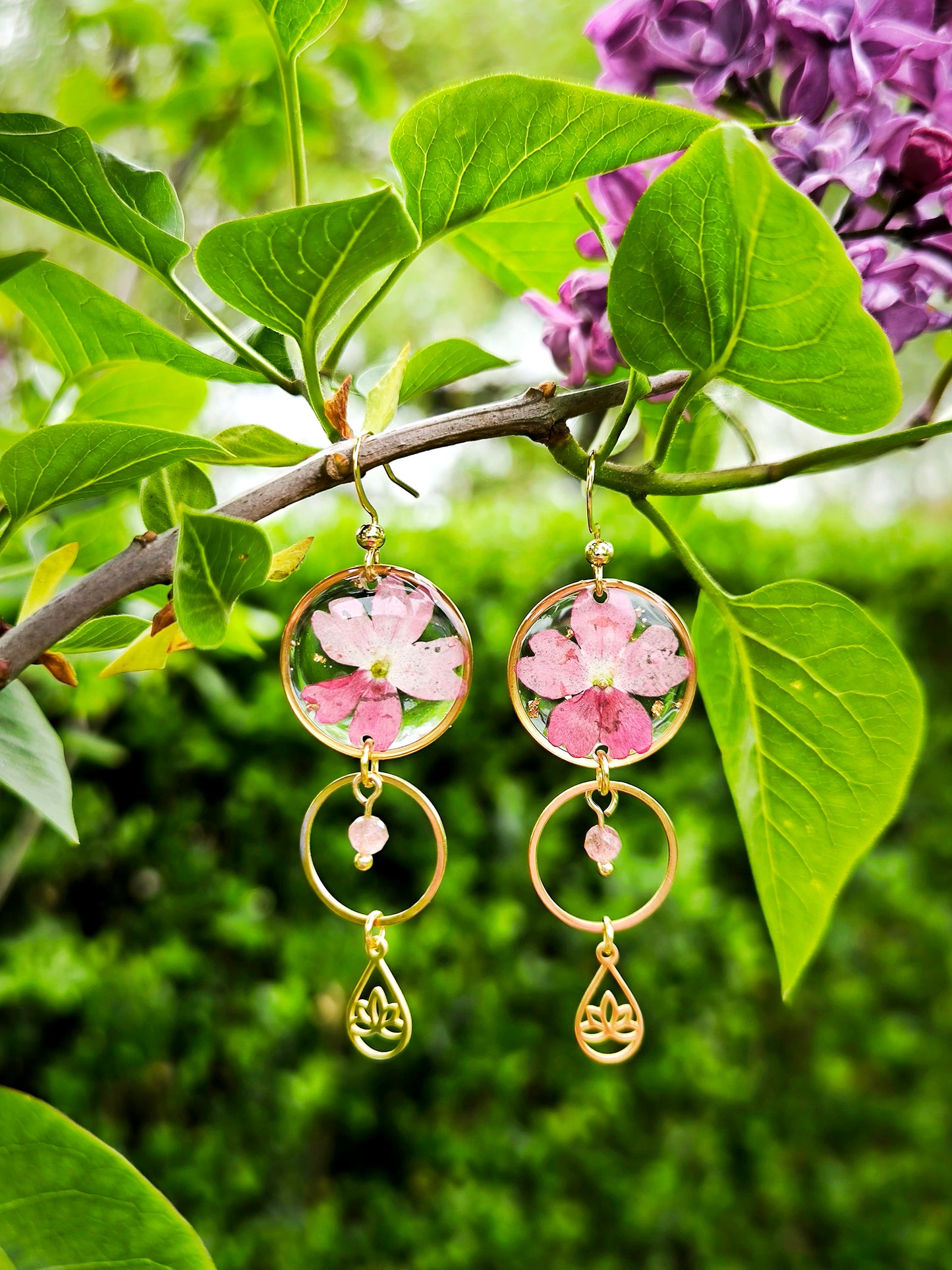 Boucles d’oreilles fleurs naturelles – Verveine rouge & quartz fraise, acier doré