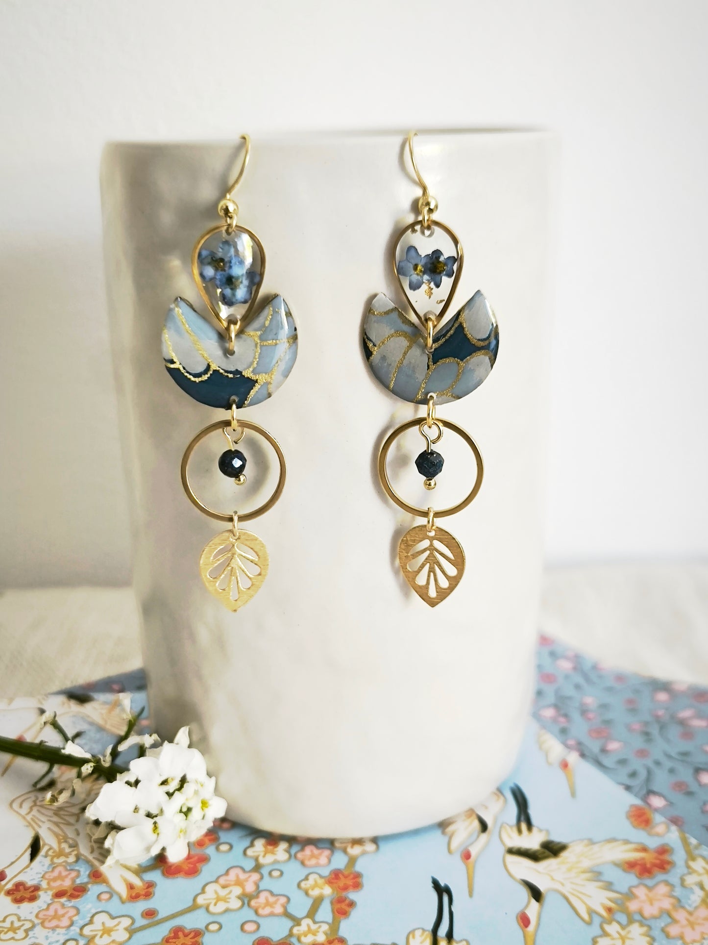 Boucles d’oreilles florales en acier doré – Fleur de myosotis & lapis lazuli