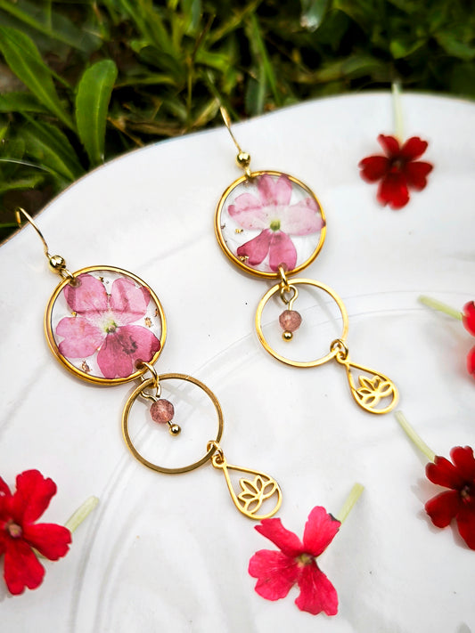 Boucles d’oreilles fleurs naturelles – Verveine rouge & quartz fraise, acier doré