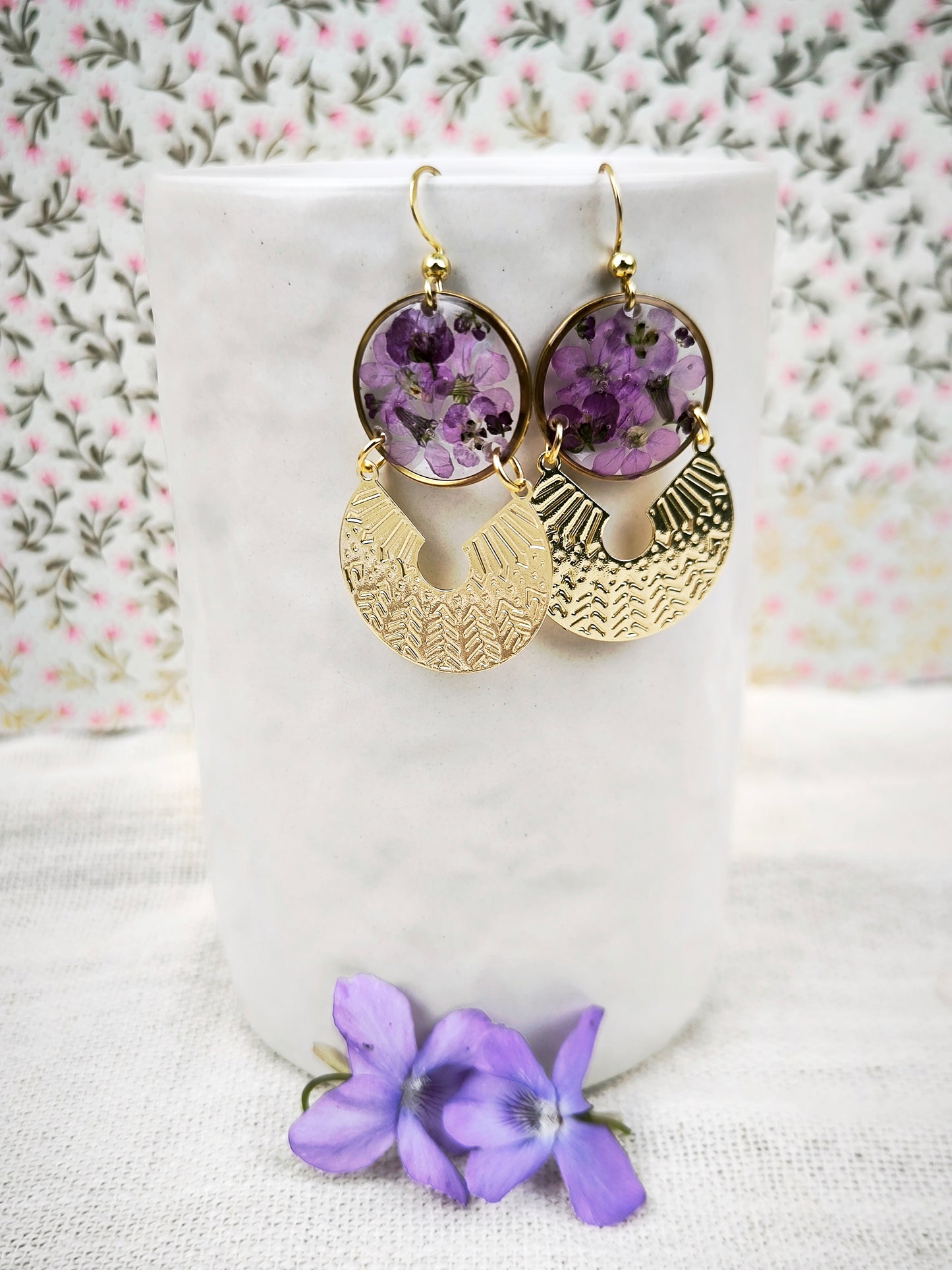 Boucles d’oreilles “Solar” – Alysse violette, fleurs naturelles & acier doré
