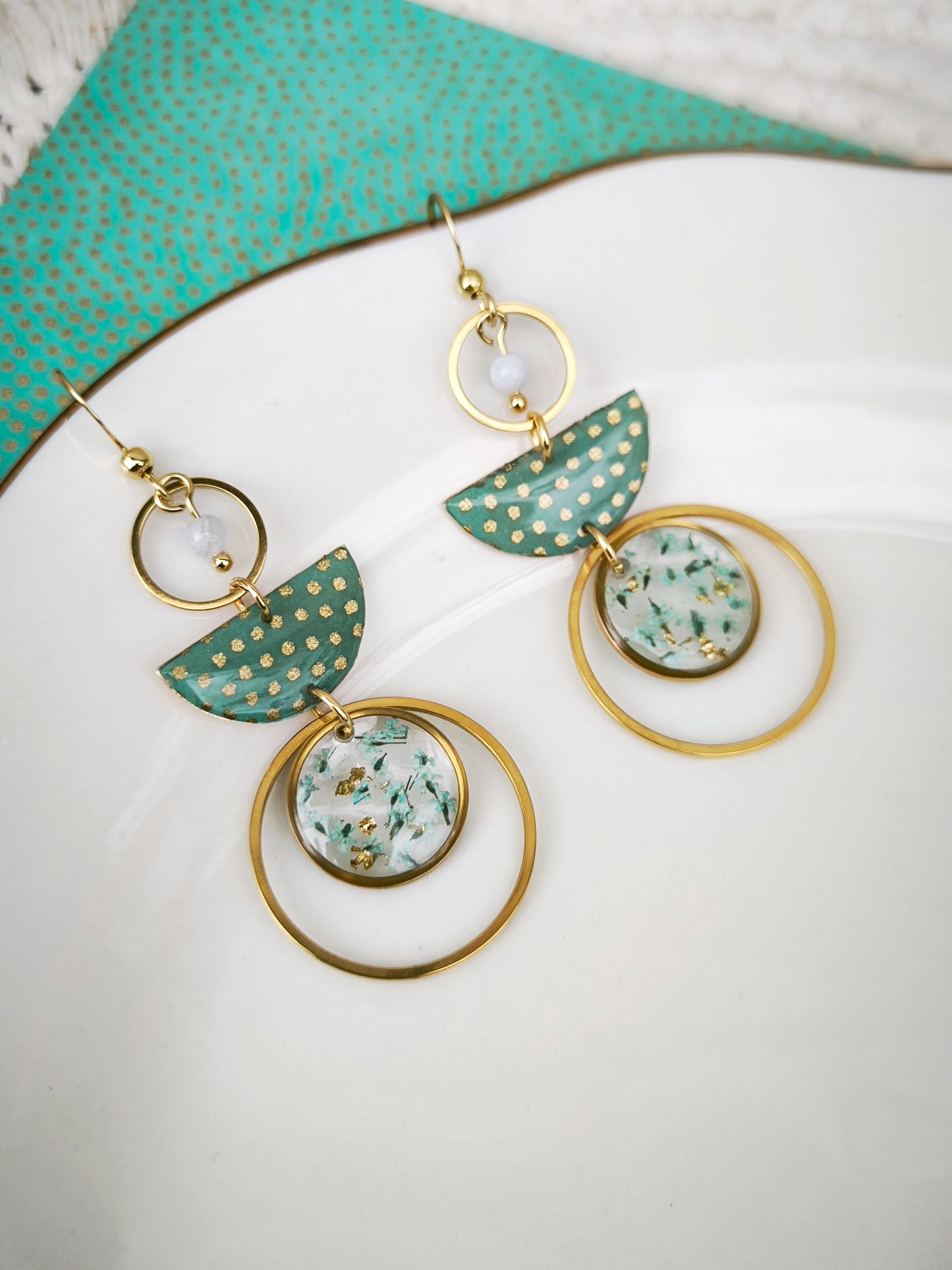Boucles d’oreilles “Lagon Poétique” – Calcédoine bleue, fleurs séchées & éclats dorés