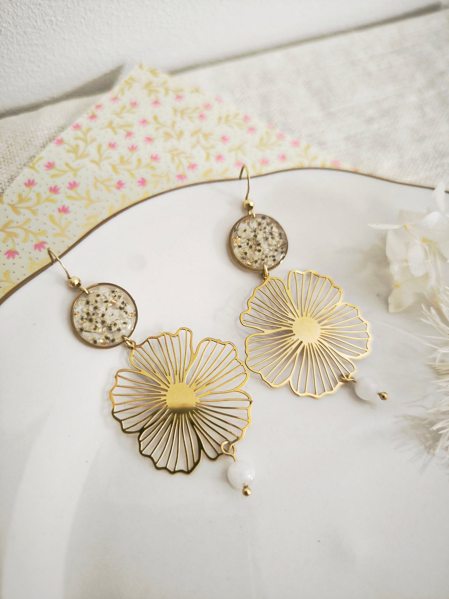 Boucles d’oreilles maxi fleurs blanches & pierre naturelle - acier doré