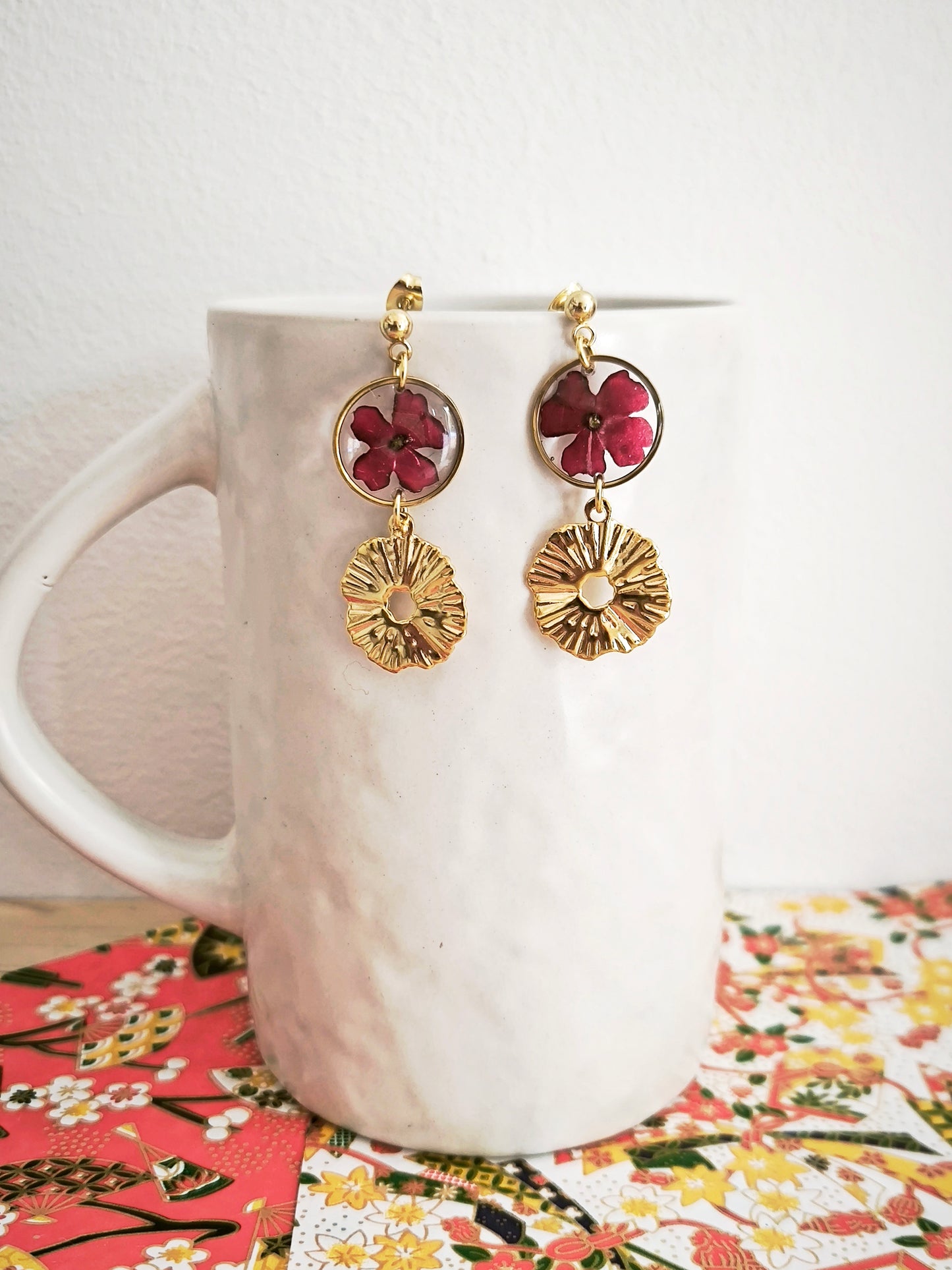 Boucles d'oreilles rondes verveine rouge - Bijoux floral bohème chic en acier doré - Bleucalyptus