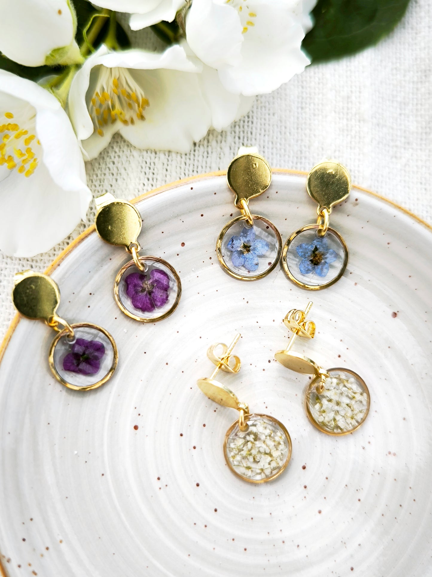 Mini Boucles d’oreilles fleuries - rondes  -  acier doré - divers coloris