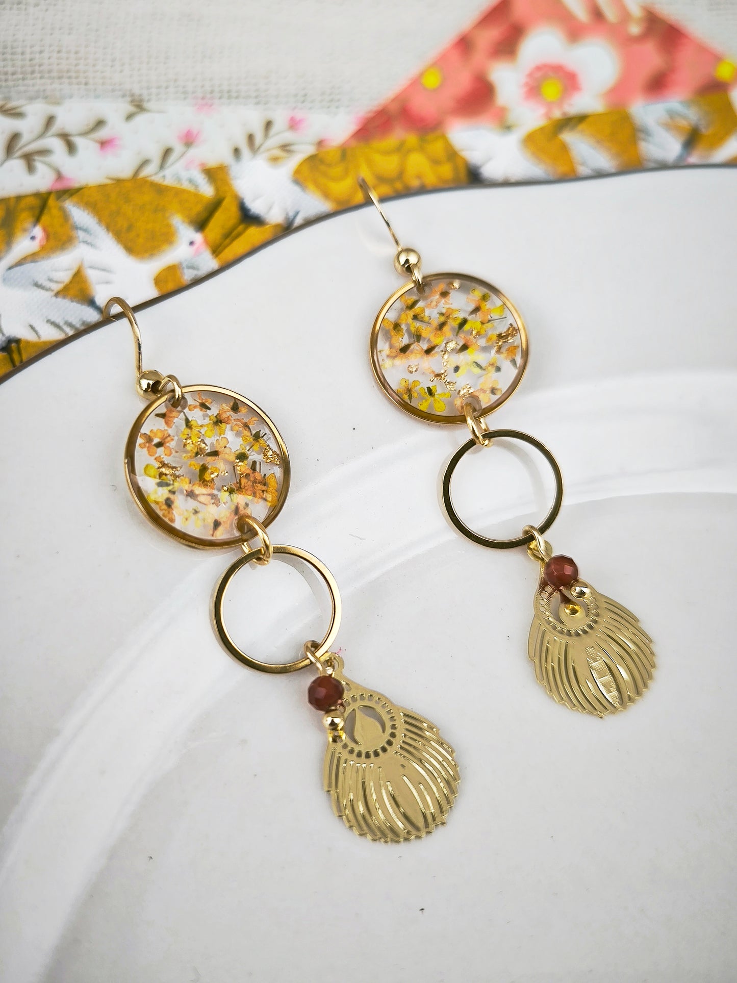 Boucles d’oreilles plumes - fleurs naturelles – Fleur de carotte & cornaline, acier doré