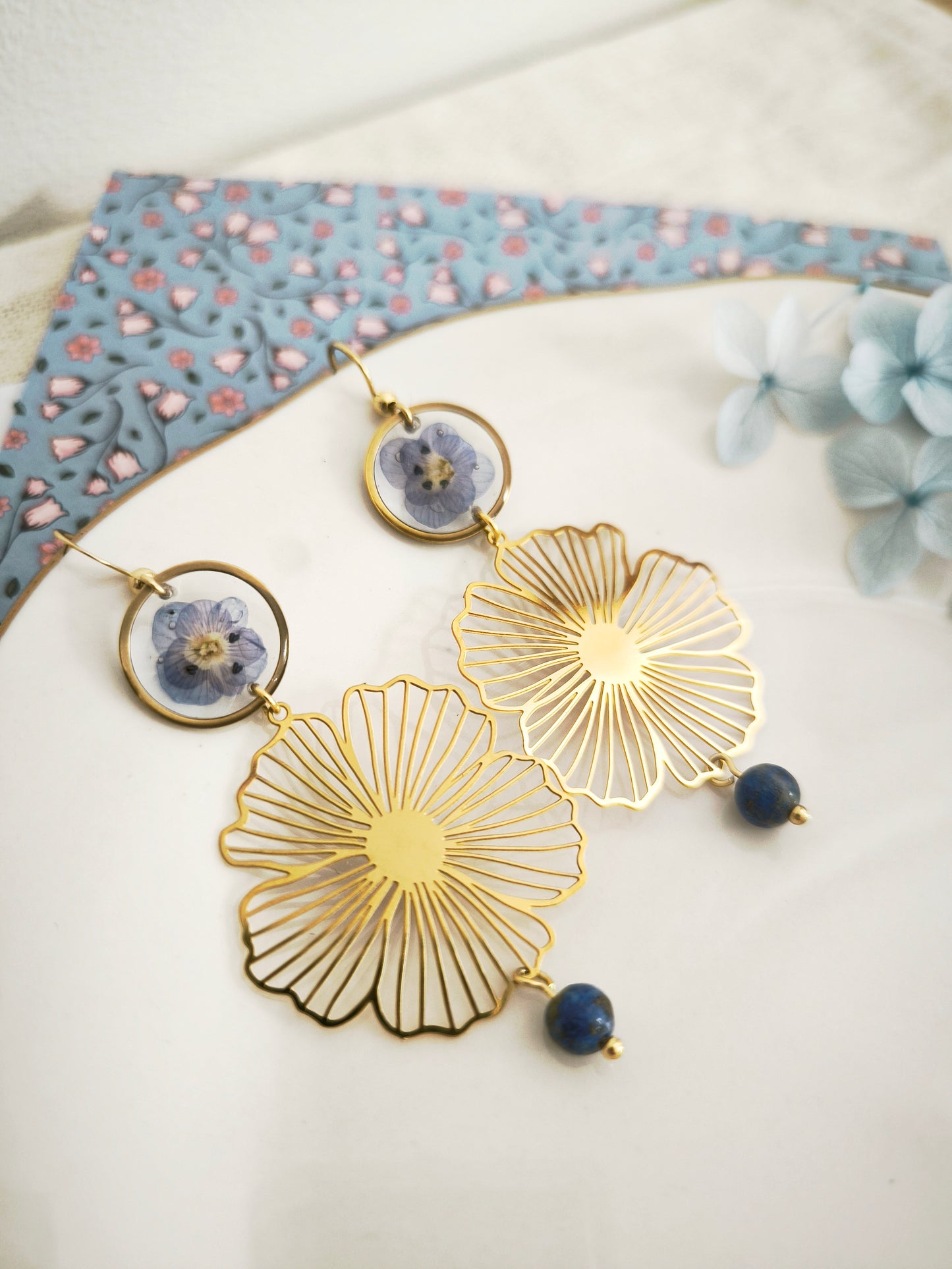 Boucles d’oreilles maxi fleurs bleues & pierre naturelle - acier doré