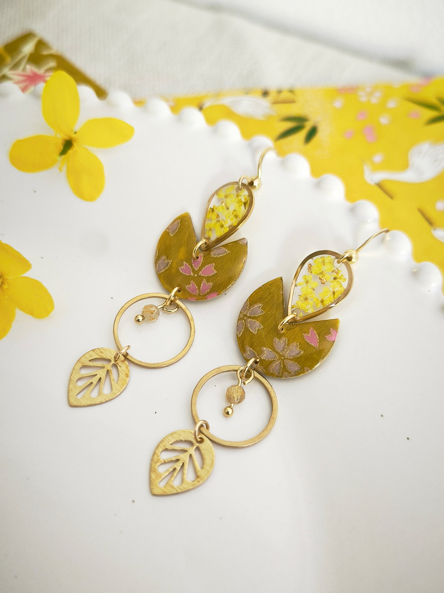 Boucles d’oreilles florales en acier doré – Fleur de carotte & citrine