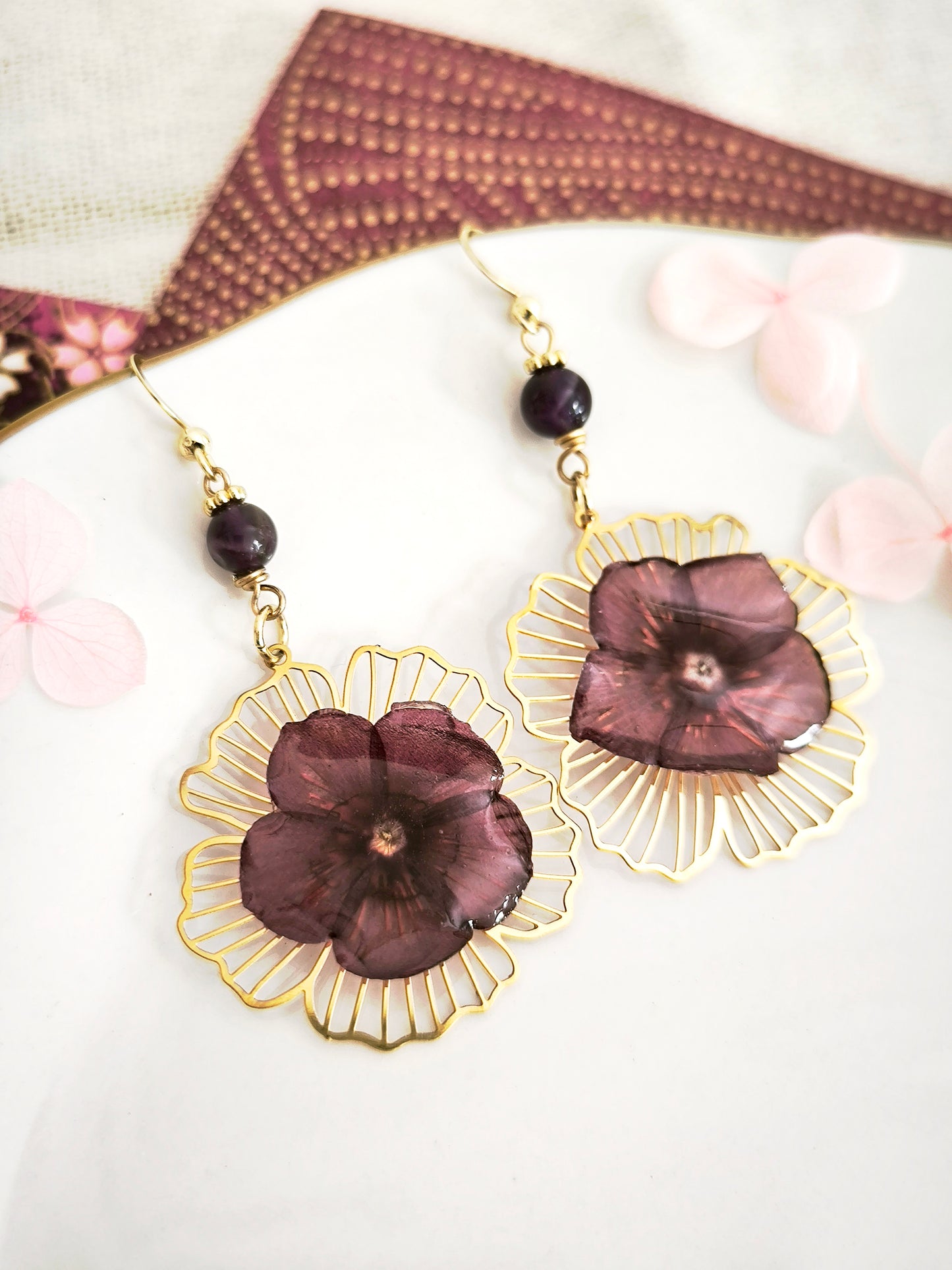 Boucles d’oreilles maxi fleurs bordeaux & pierre naturelle - acier doré