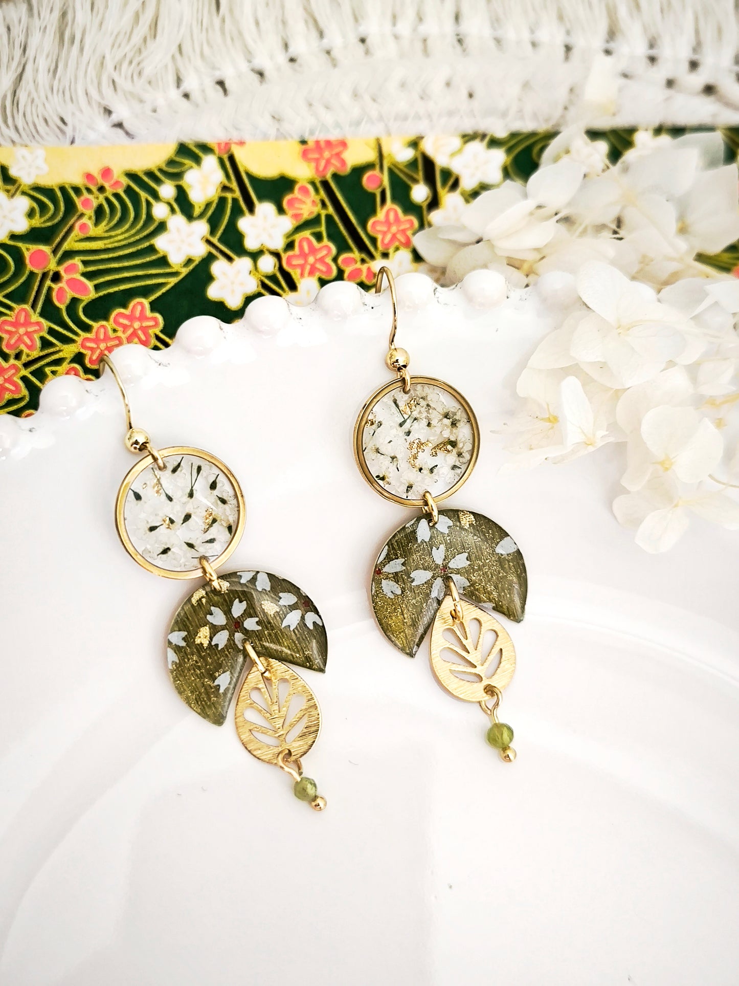Boucles d’oreilles “Forêt de Givre” – Fleurs séchées, péridot & papier japonais