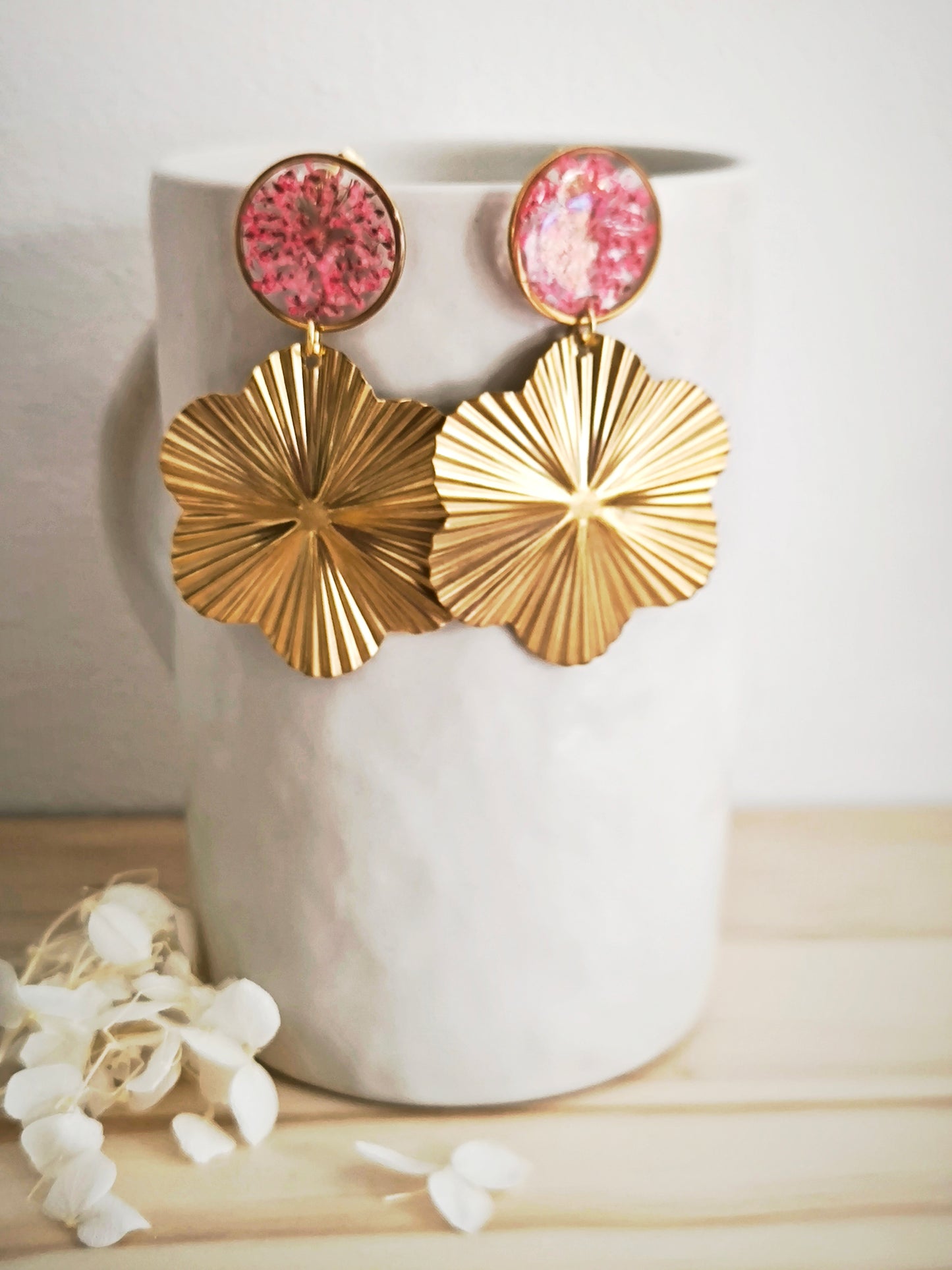 Maxi Boucles d'oreilles rondes fleur de carotte rouge - Bijoux floral bohème chic en acier doré - Bleucalyptus