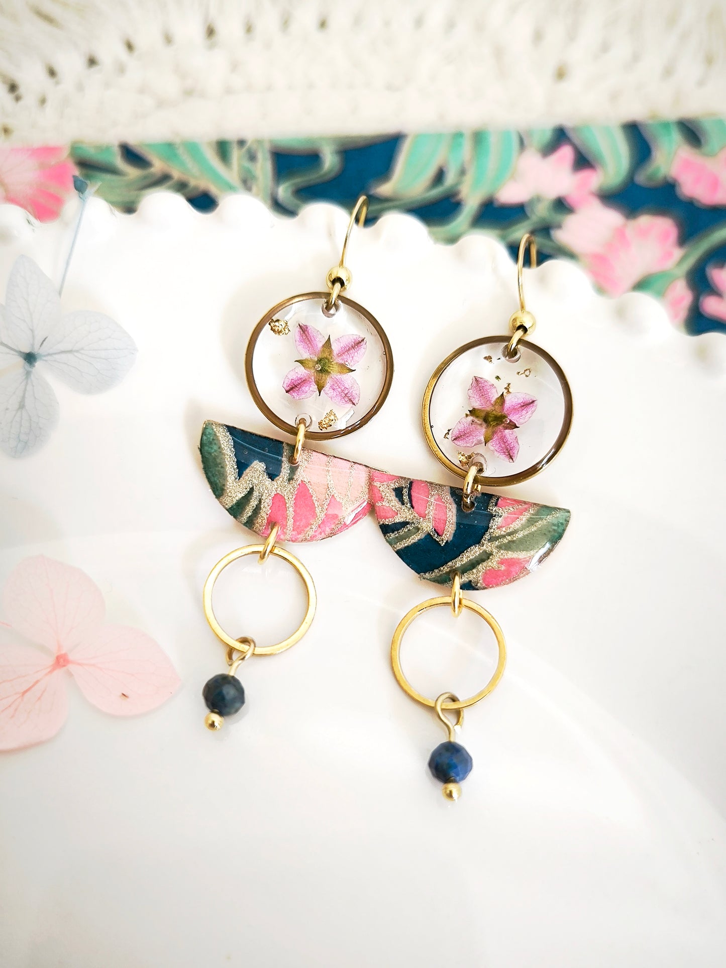Boucles d’oreilles “Lanterne d’Émeraude” – Fleur de boronia, lapis lazuli & papier japonais