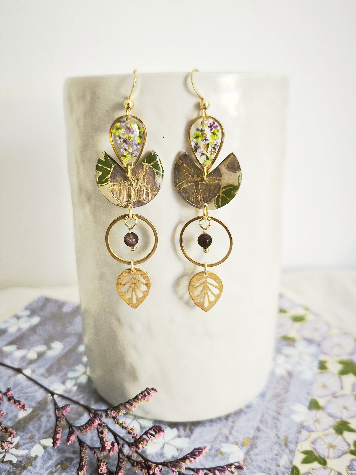 Boucles d’oreilles florales en acier doré – Fleur de carotte & améthyste
