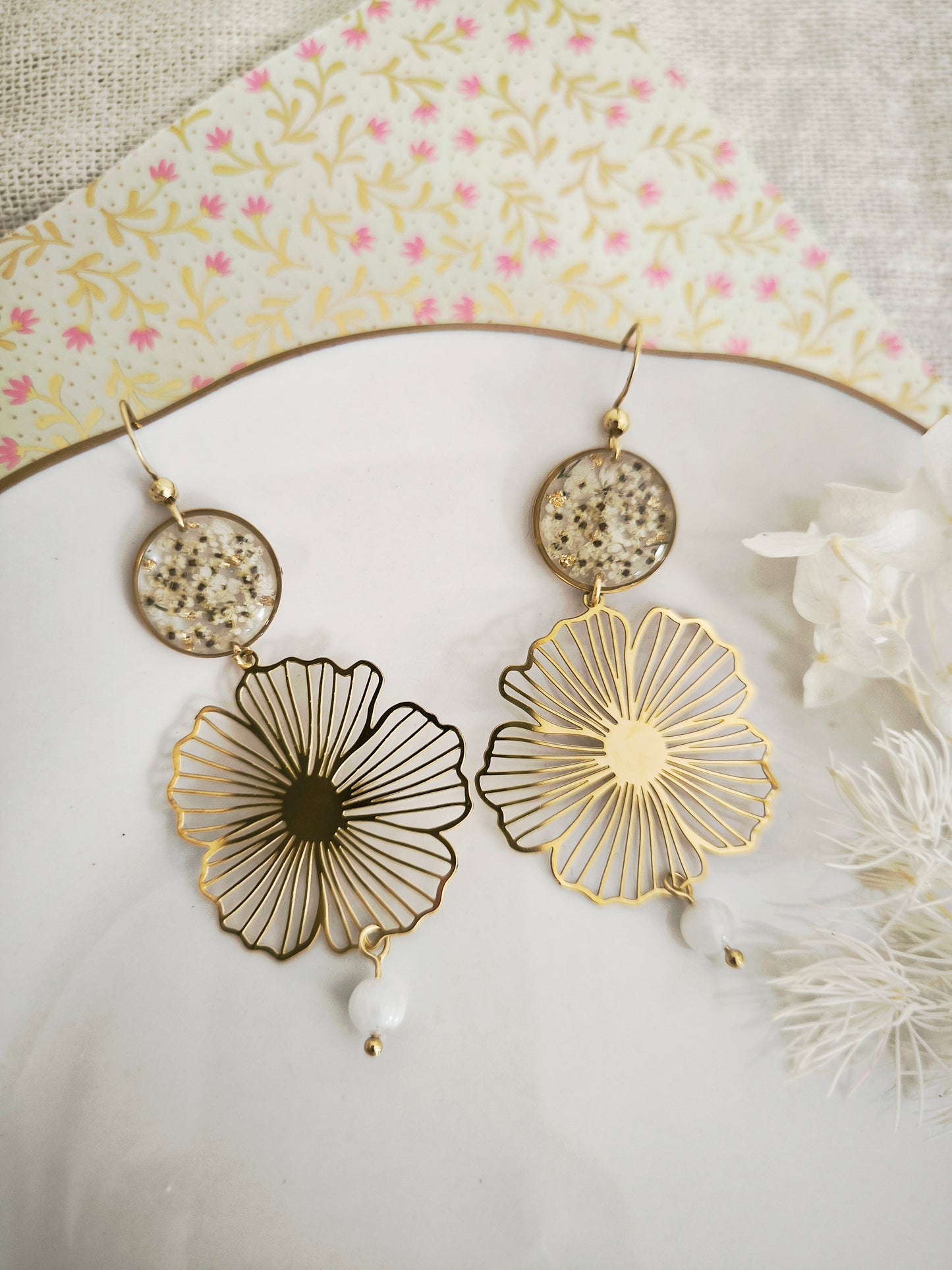 Boucles d’oreilles maxi fleurs blanches & pierre naturelle - acier doré