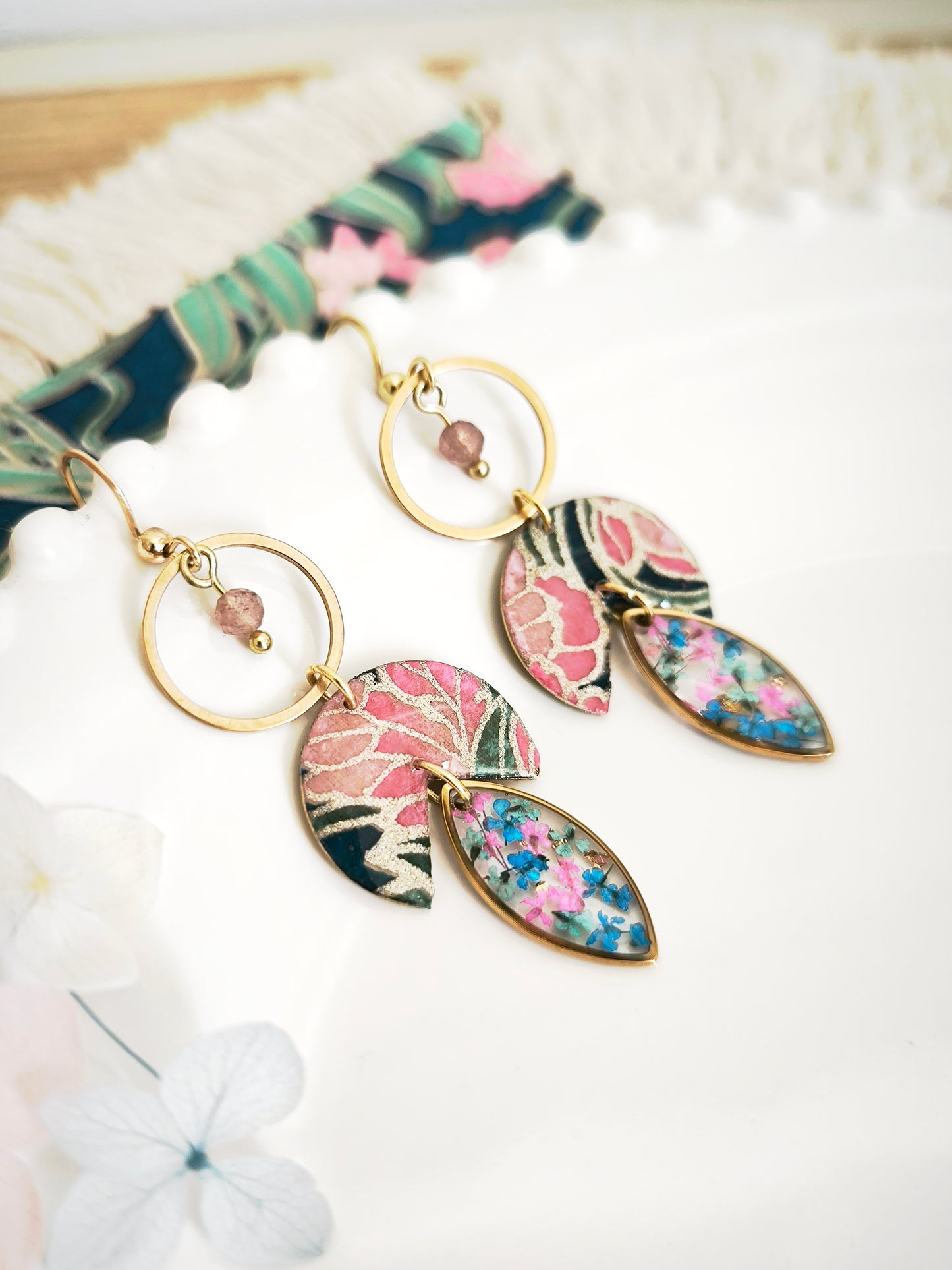 Boucles d’oreilles “Jardin d’Émeraude” – Fleur de carotte, quartz fraise & papier japonais