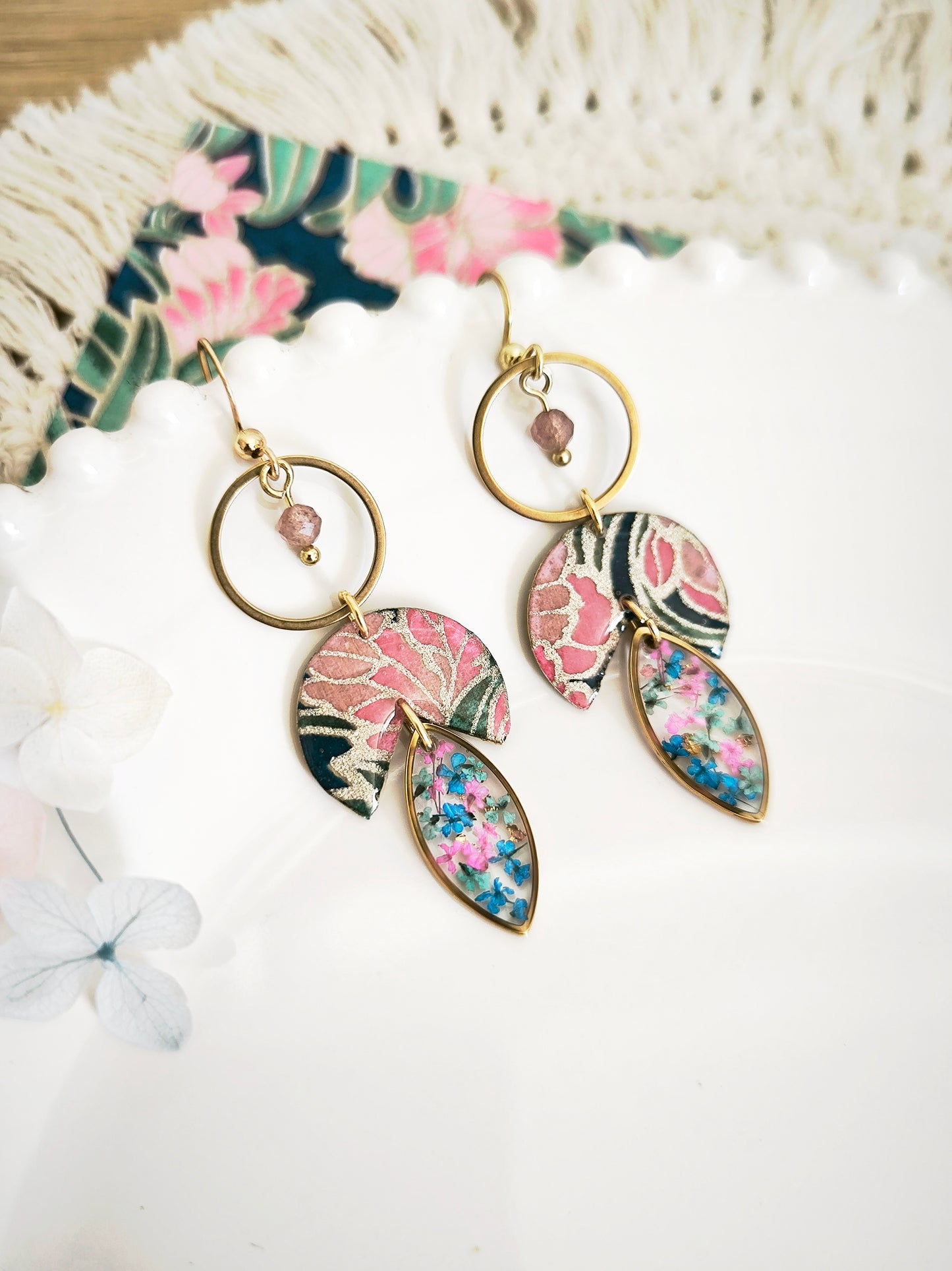 Boucles d’oreilles “Jardin d’Émeraude” – Fleur de carotte, quartz fraise & papier japonais
