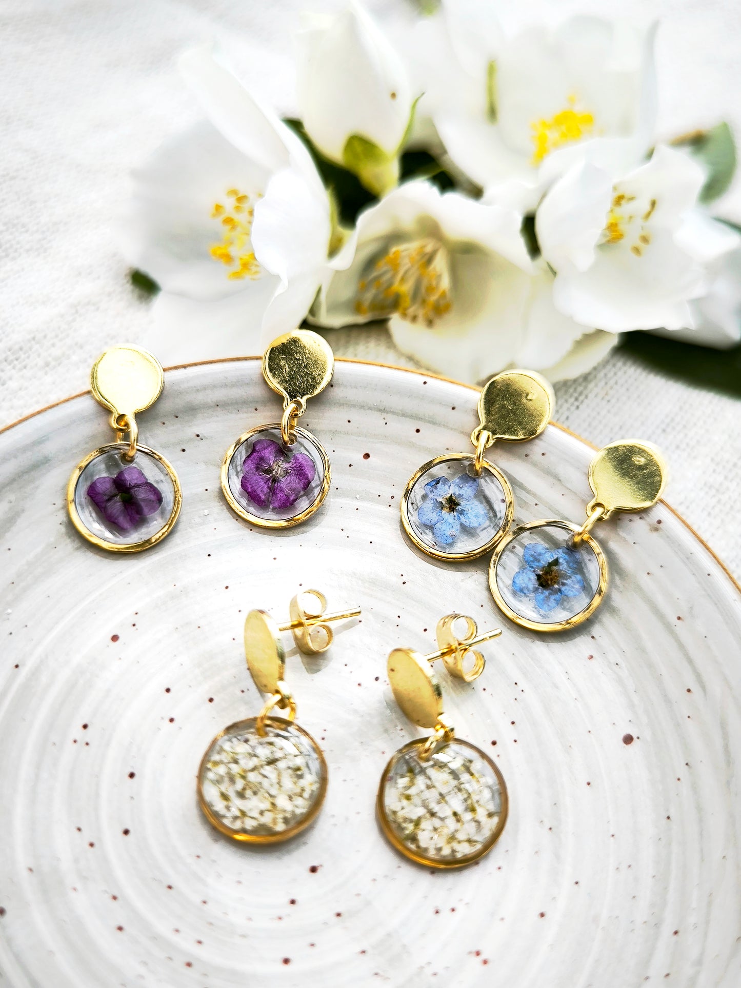 Mini Boucles d’oreilles fleuries - rondes  -  acier doré - divers coloris
