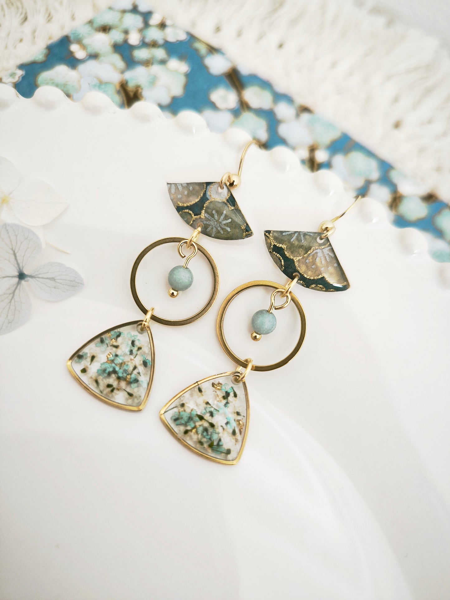 Boucles d’oreilles "Jardin flottant ” – Fleur de carotte, amazonite & papier japonais