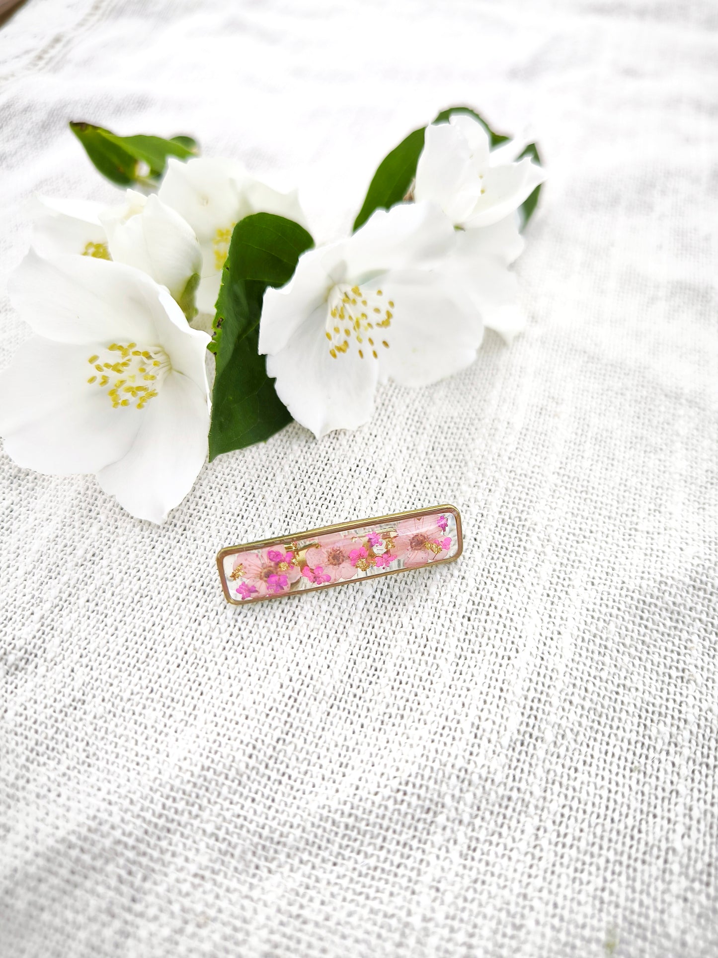 Broches florales artisanales en résine – Bijoux botaniques poétiques & élégants