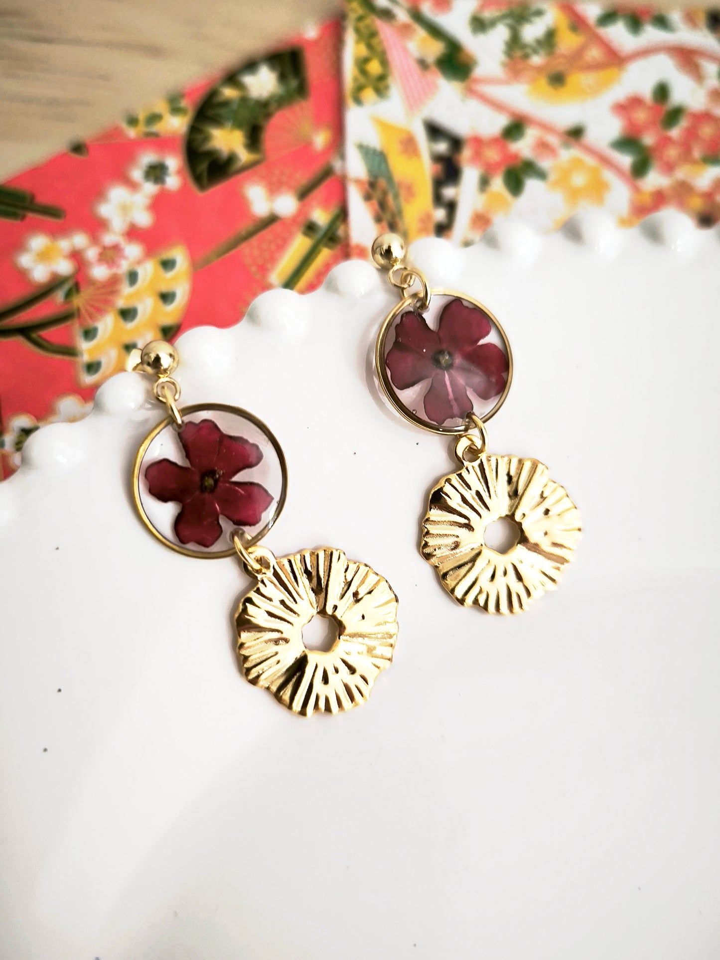 Boucles d'oreilles rondes verveine rouge - Bijoux floral bohème chic en acier doré - Bleucalyptus