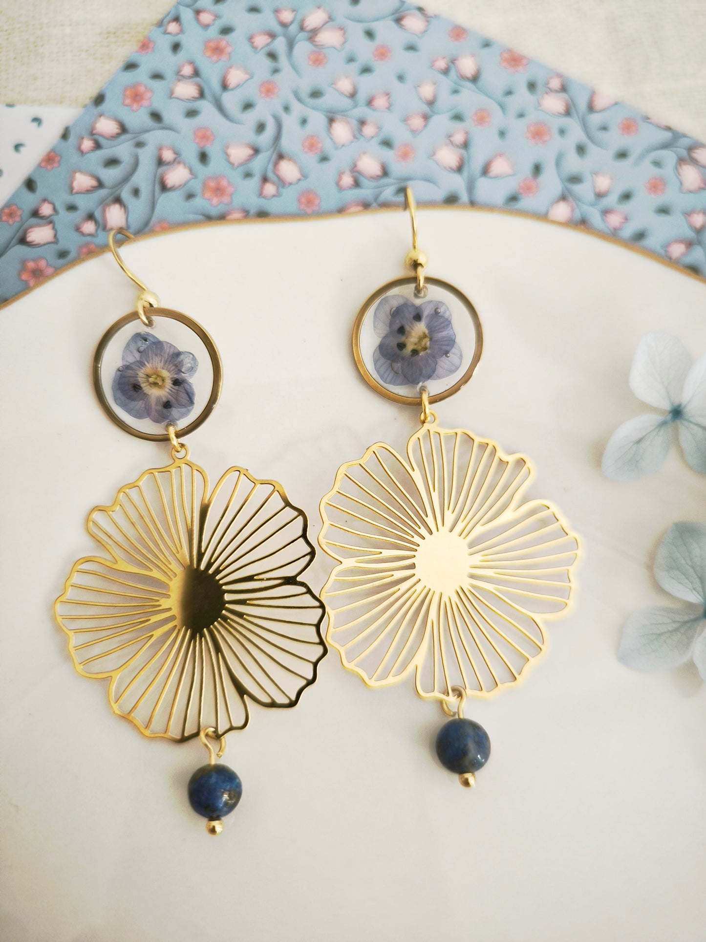 Boucles d’oreilles maxi fleurs bleues & pierre naturelle - acier doré