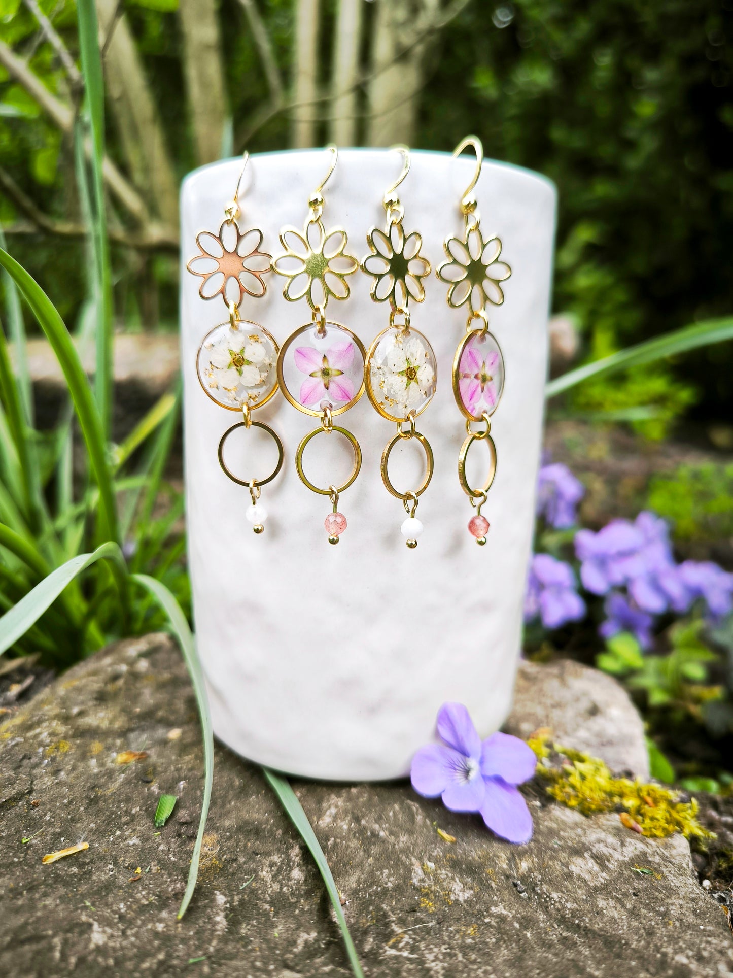 Boucles d’oreilles rondes -fleurs blanches ou roses & pierre naturelle - acier doré