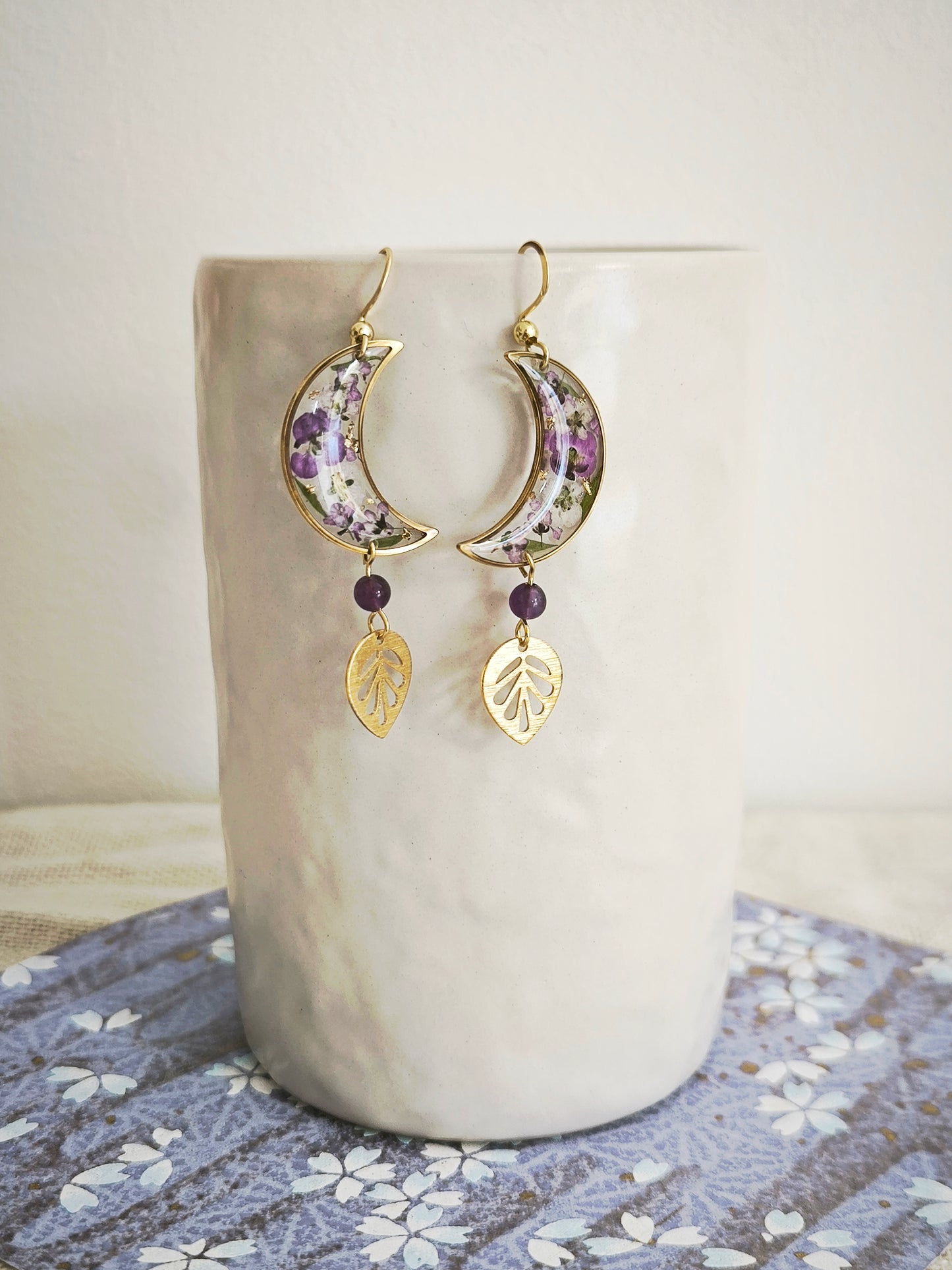 Boucles d’oreilles lunes florales en résine – fleurs violettes & acier doré