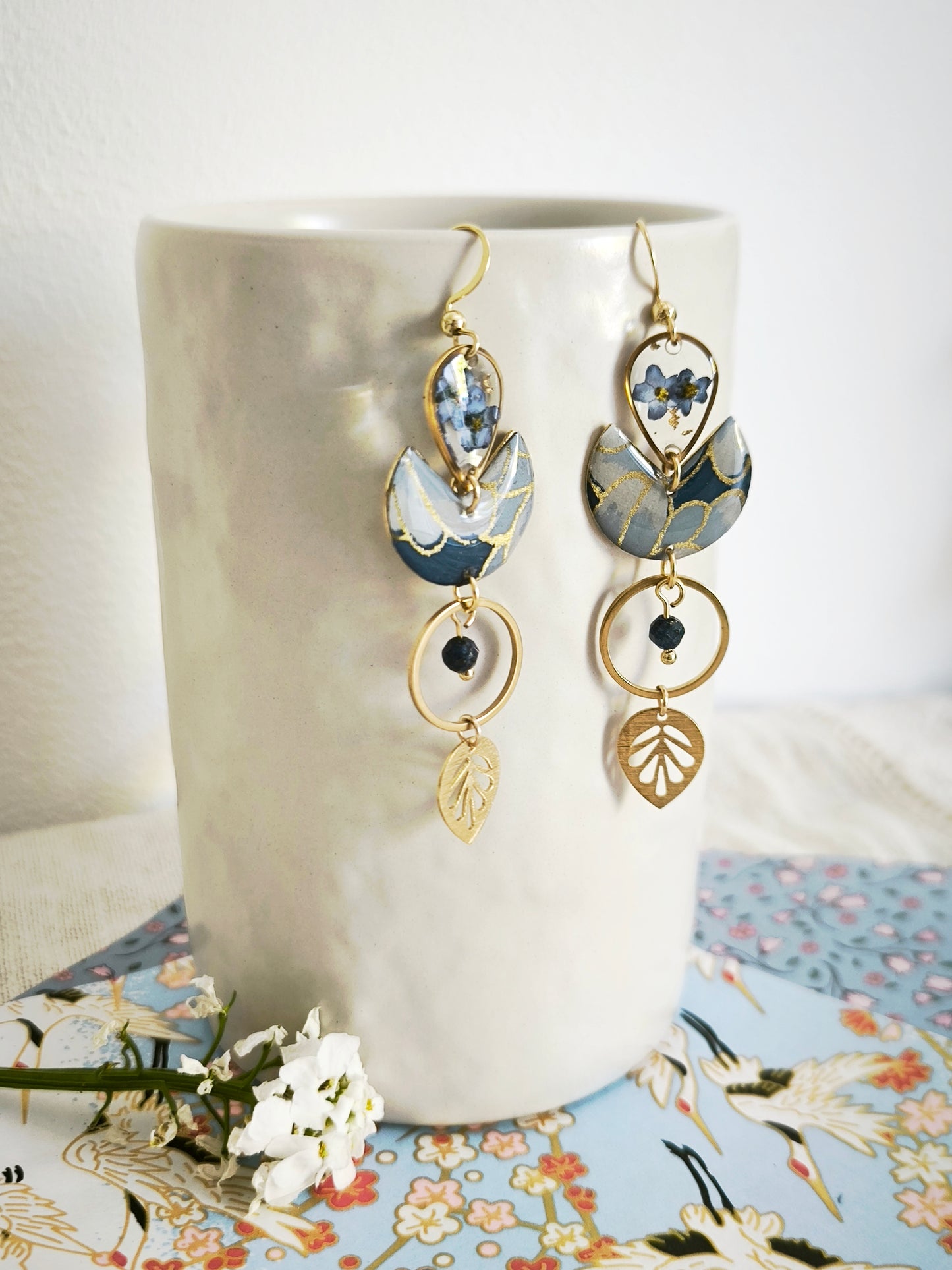 Boucles d’oreilles florales en acier doré – Fleur de myosotis & lapis lazuli